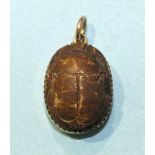 An Egyptian gold-mounted scarab seal bead, 19 x 13mm.