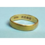 A 22ct gold wedding band, size N, 2g.
