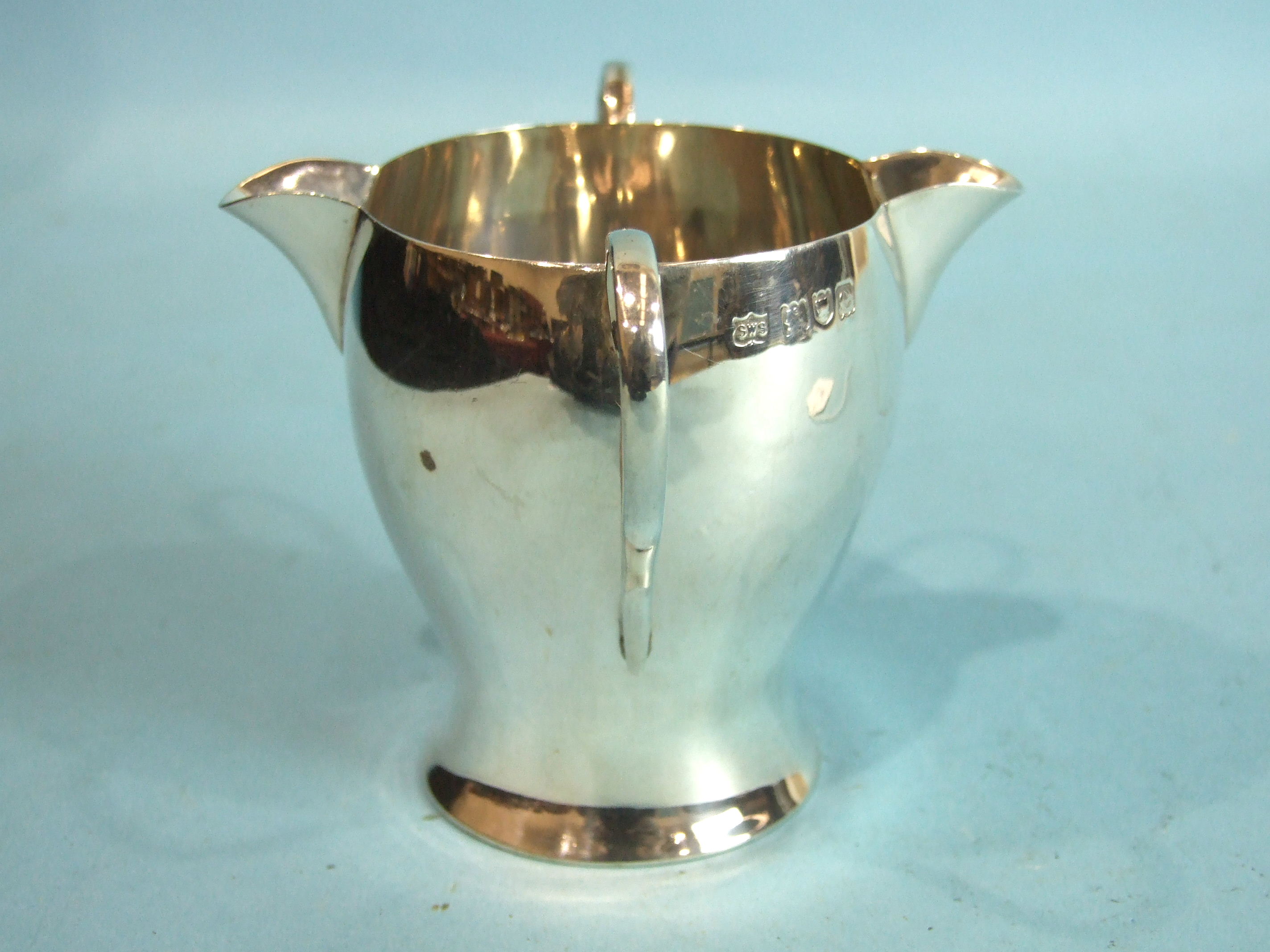 A two-handled double-spouted cream jug, London 1900, ___2½oz.
