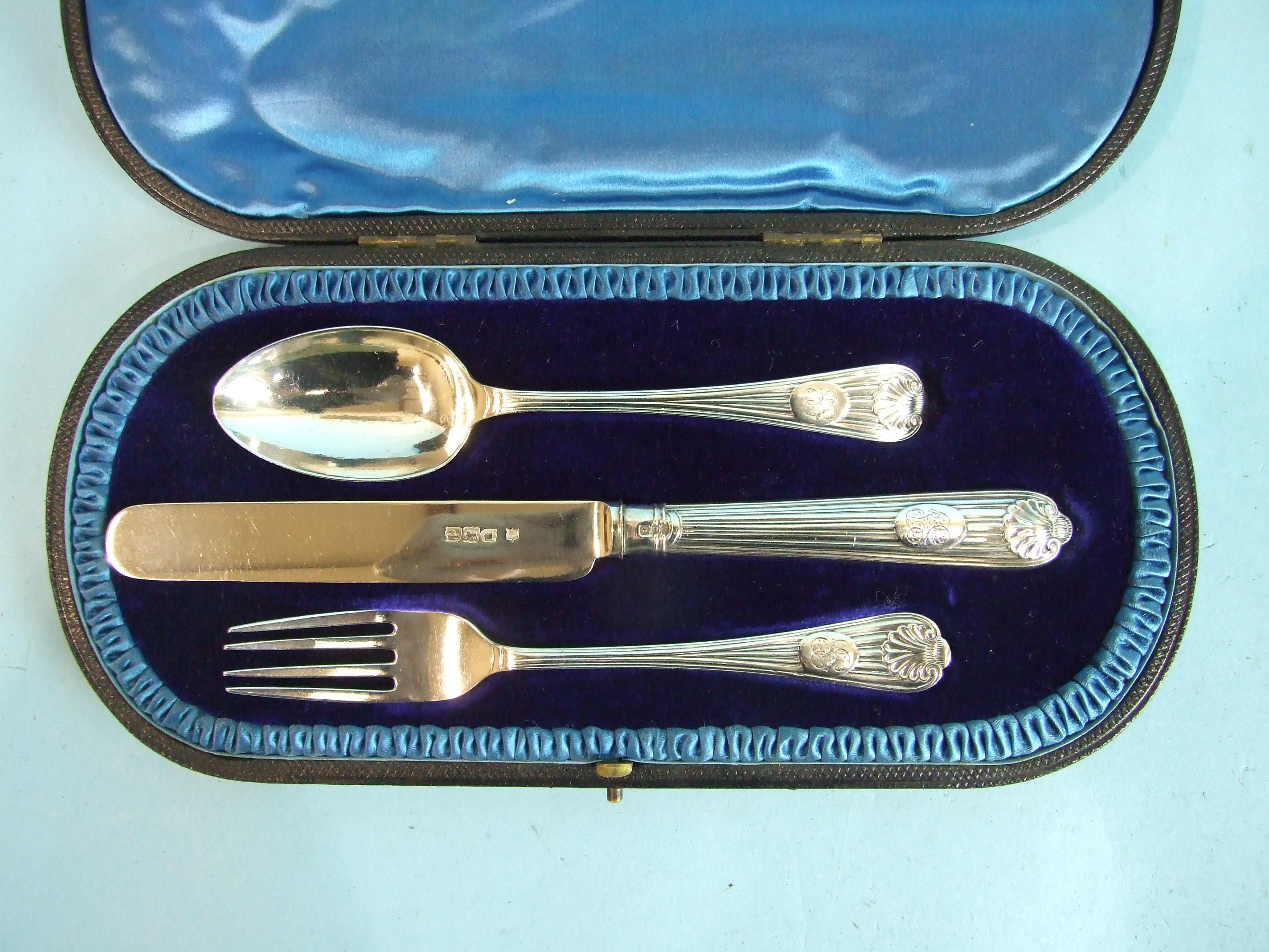 A christening cutlery set, well-presented in fitted baize-lined box, comprising a small spoon,