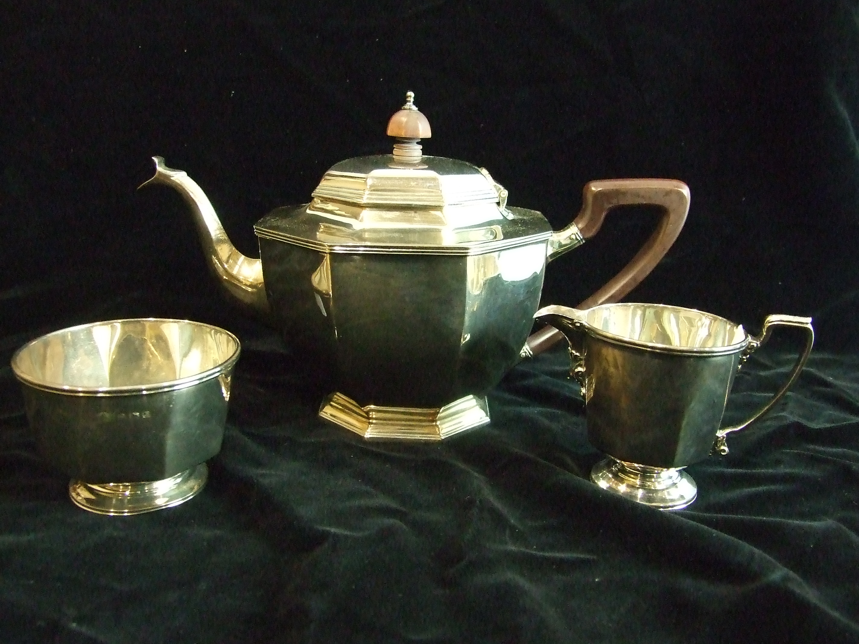 A plain octagonal tapered tea service, Birmingham 1928, ___23½oz, inclusive.