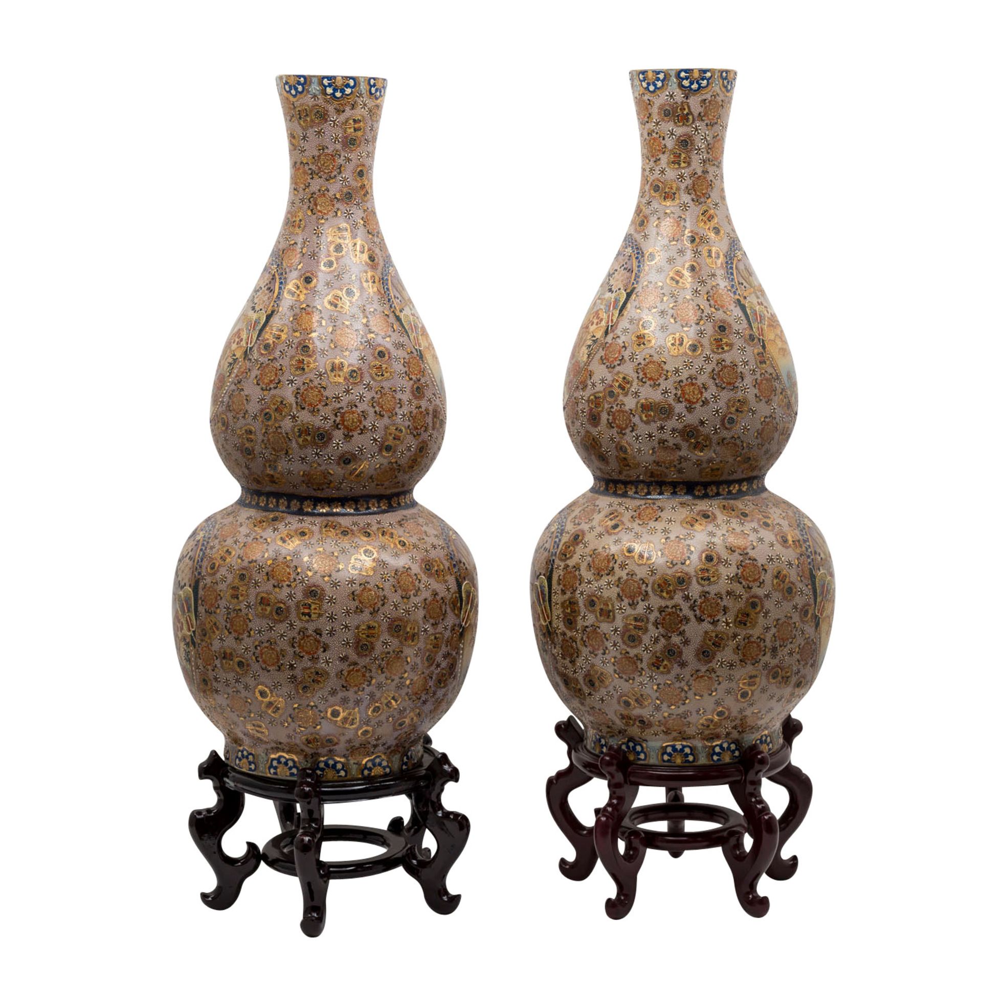 Paar dekorative Bodenvasen im Satsuma-Stil.Doppelkürbisform, H: 89 cm. Beide mit dazugehörendem - Bild 4 aus 4