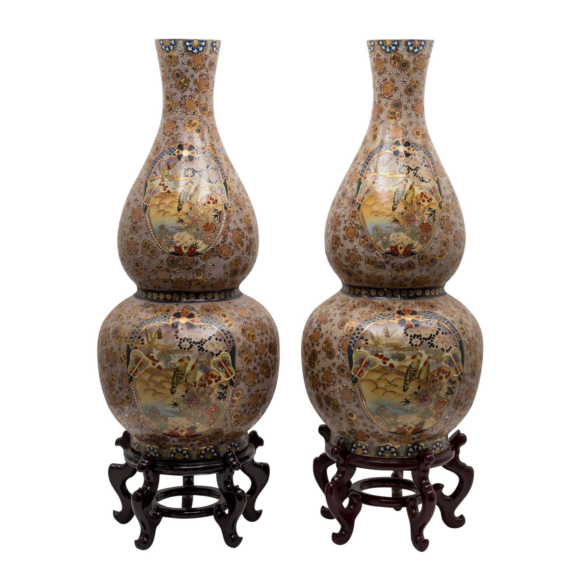 Paar dekorative Bodenvasen im Satsuma-Stil.Doppelkürbisform, H: 89 cm. Beide mit dazugehörendem