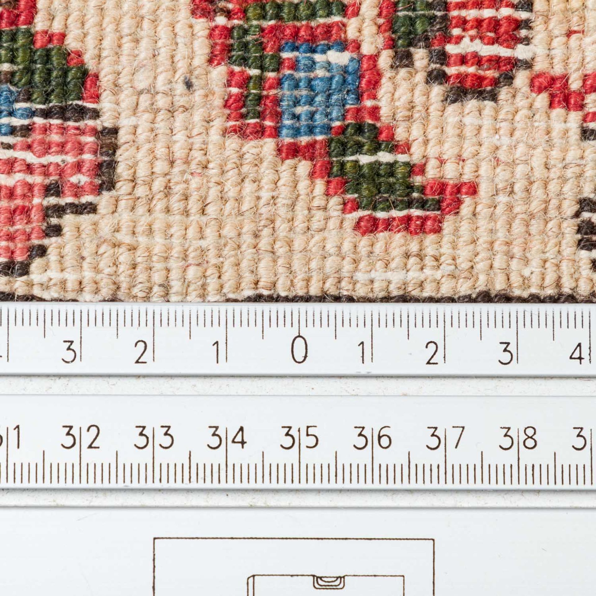 Orientteppich. BACHTIARI/PERSIEN, 1. Hälfte 20. Jh., 200x136 cm.Der rote Fond des Innenfeldes ist - Bild 4 aus 4