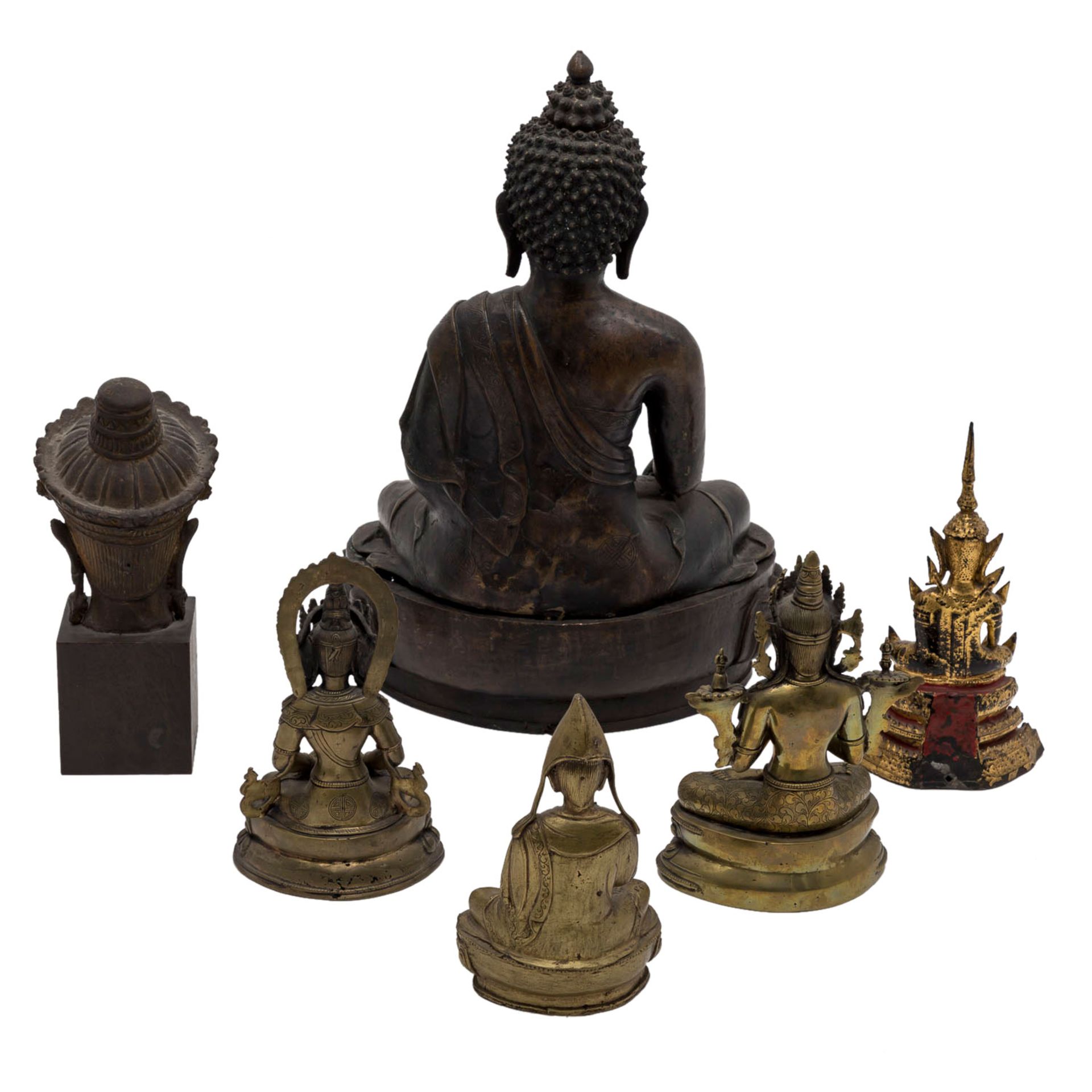 Sechs buddhistische Figurendarstellungen aus Metall.Gautama Buddha, Metall, bronziert, H: 31 cm/ - Bild 3 aus 4