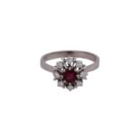 Ring mit Rubin ca. 0,7 ct und 8 Brillanten zus. ca. 0,32 ct(gaviert), mittl. Farb- und