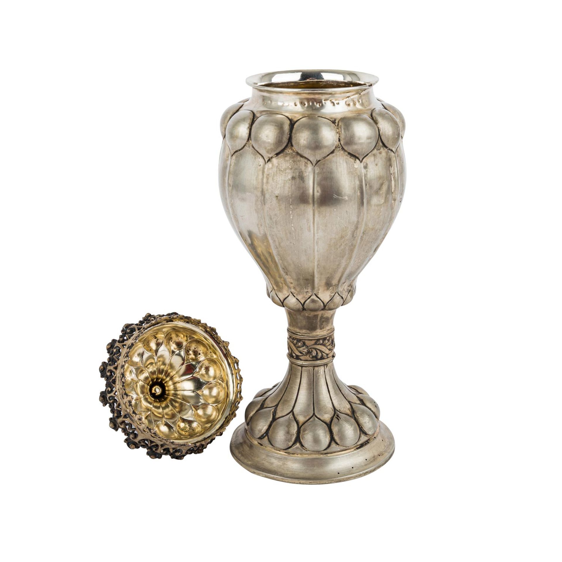 DEUTSCH Pokal, um 1900runder Stand, Buckeldekor, balusterförmiger Schaft, Deckel mit durchbrochen - Image 2 of 7