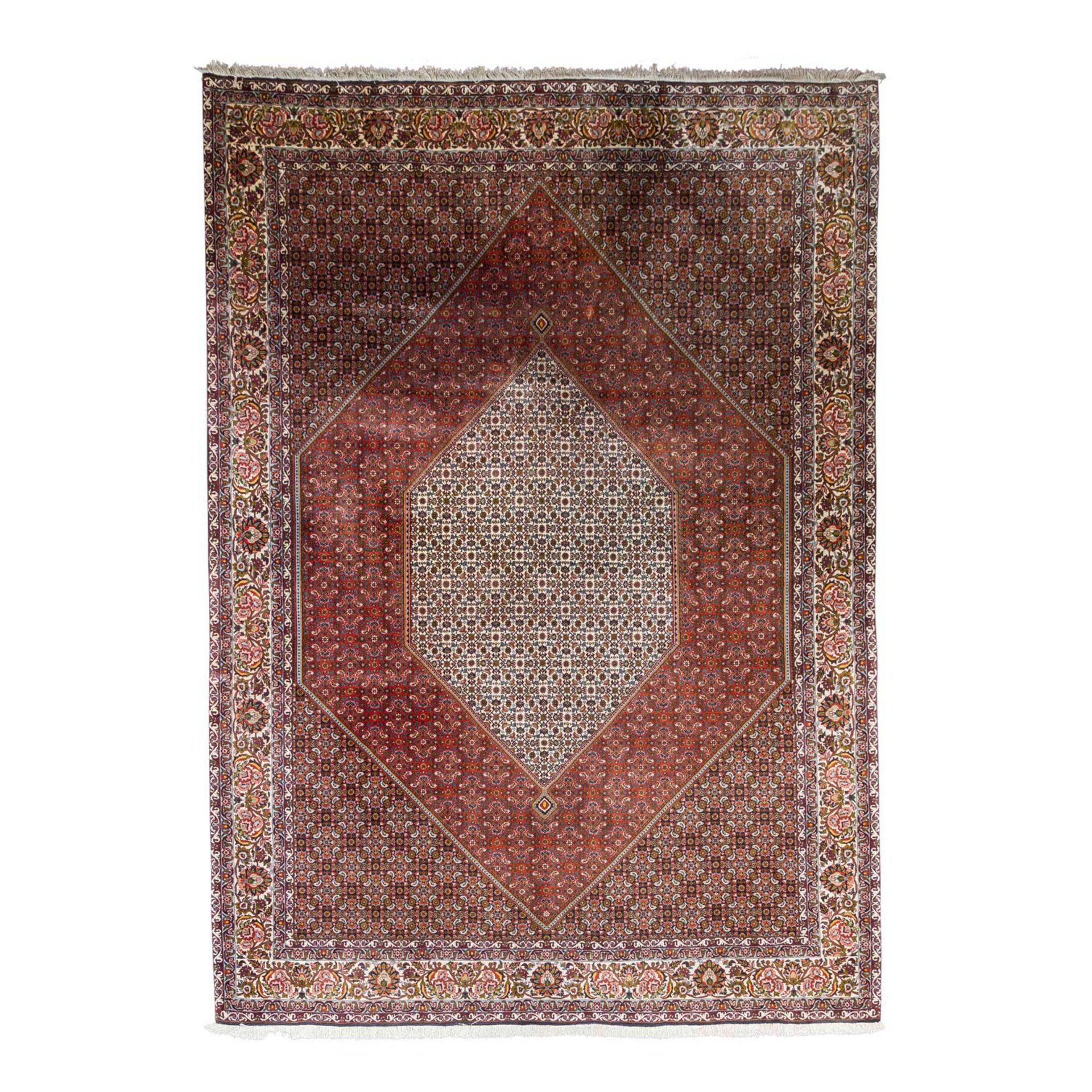 Orientteppich. BIDJAR/IRAN, 355x255 cm.Im Zentrum dominiert ein rotes Hexagon mit elfenbeinweissem