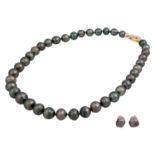 Konvolut aus Tahiti-Perlenkette und Ohrsteckern,GG/WG 18K, Kette aus Zuchtperlen, ca. 11 mm,