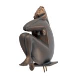 BILDHAUER/IN 20. Jh., "Sitzender weiblicher Akt",Bronze, brüniert, leicht stilisierte Figur einer