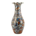 Dekorative Bodenvase im Imari-Stil.H: ca. 90 cm. GebrauchsspureImari style floor vase. Height: 90