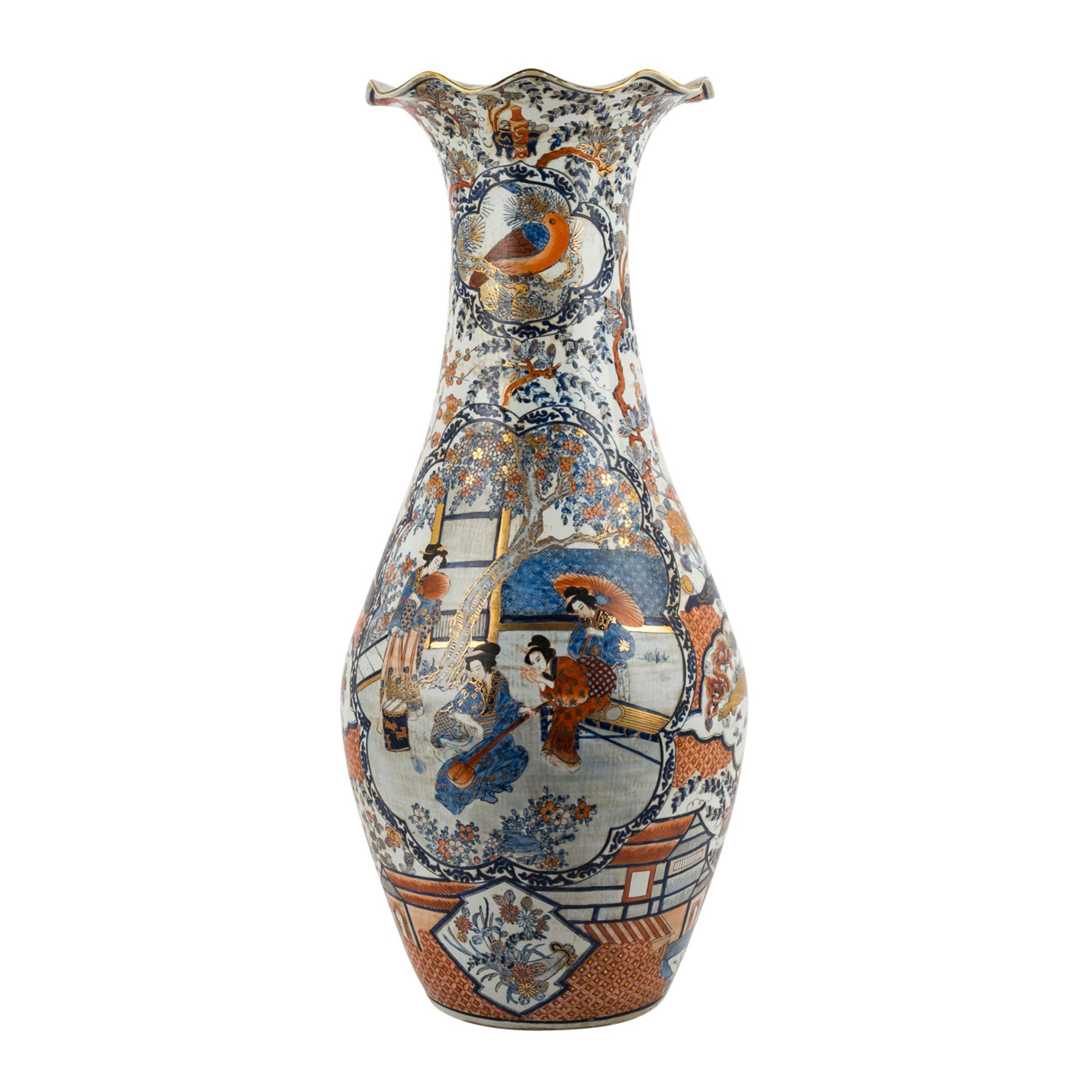 Dekorative Bodenvase im Imari-Stil.H: ca. 90 cm. GebrauchsspureImari style floor vase. Height: 90