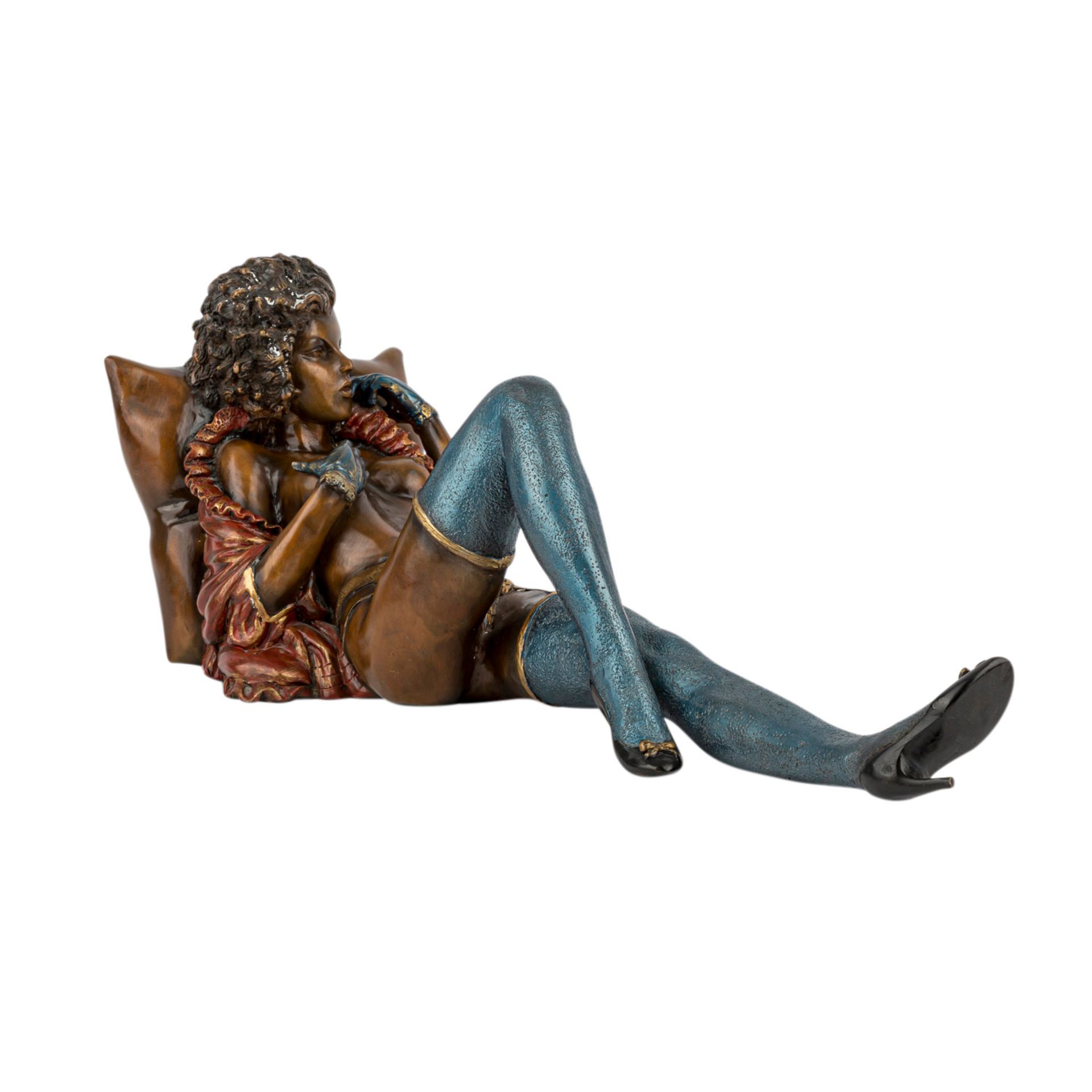 KÜNSTLER DES 20.JH."Liegender Akt"Bronze, teils farbig patiniert, L: ca. 60 cm. Min. Altersspuren. - Image 4 of 5