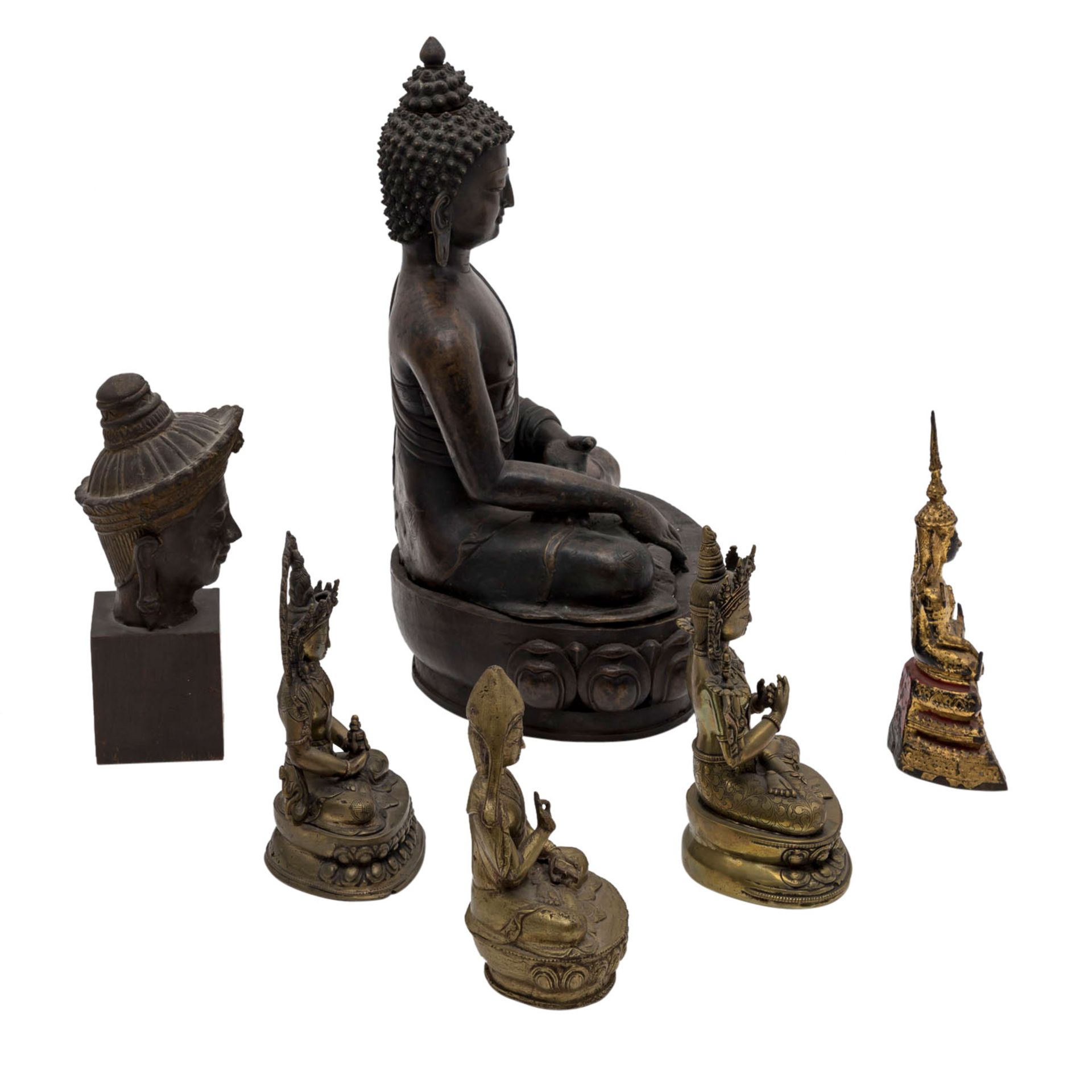 Sechs buddhistische Figurendarstellungen aus Metall.Gautama Buddha, Metall, bronziert, H: 31 cm/ - Bild 4 aus 4