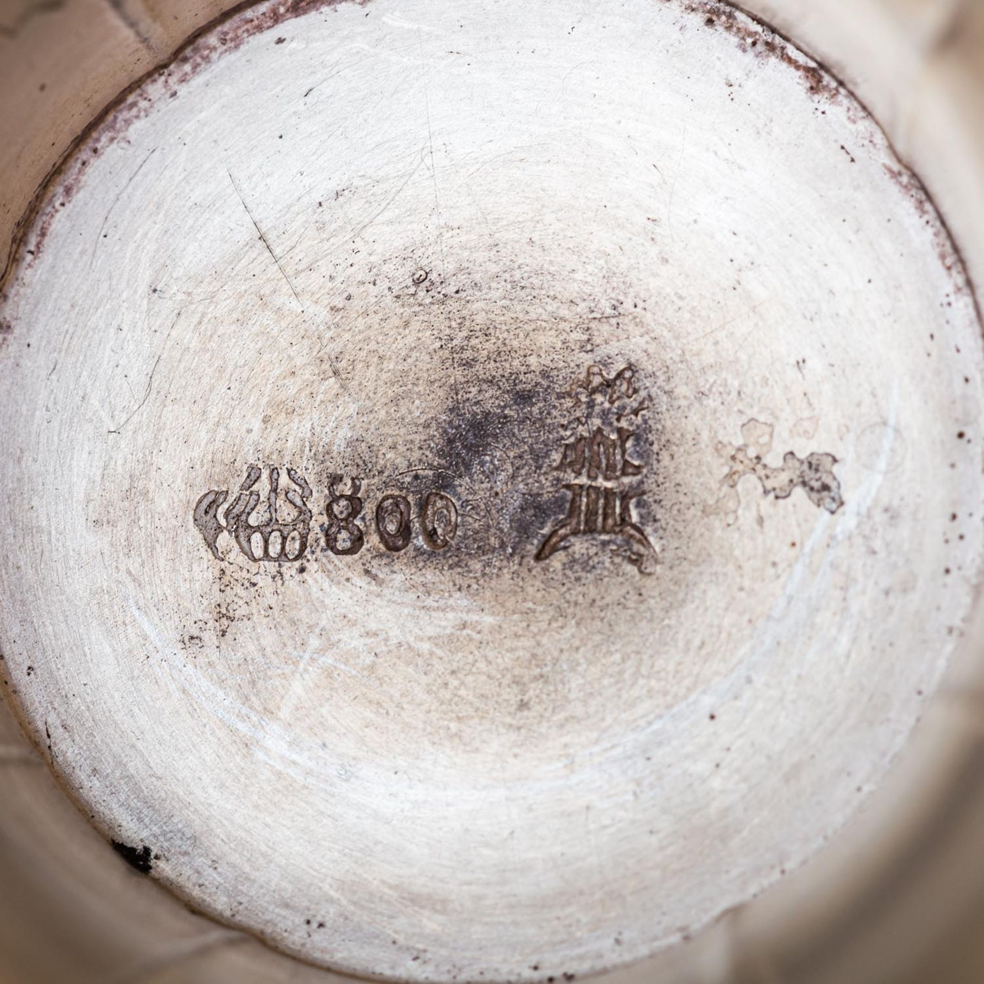 DEUTSCH Pokal, um 1900runder Stand, Buckeldekor, balusterförmiger Schaft, Deckel mit durchbrochen - Image 7 of 7