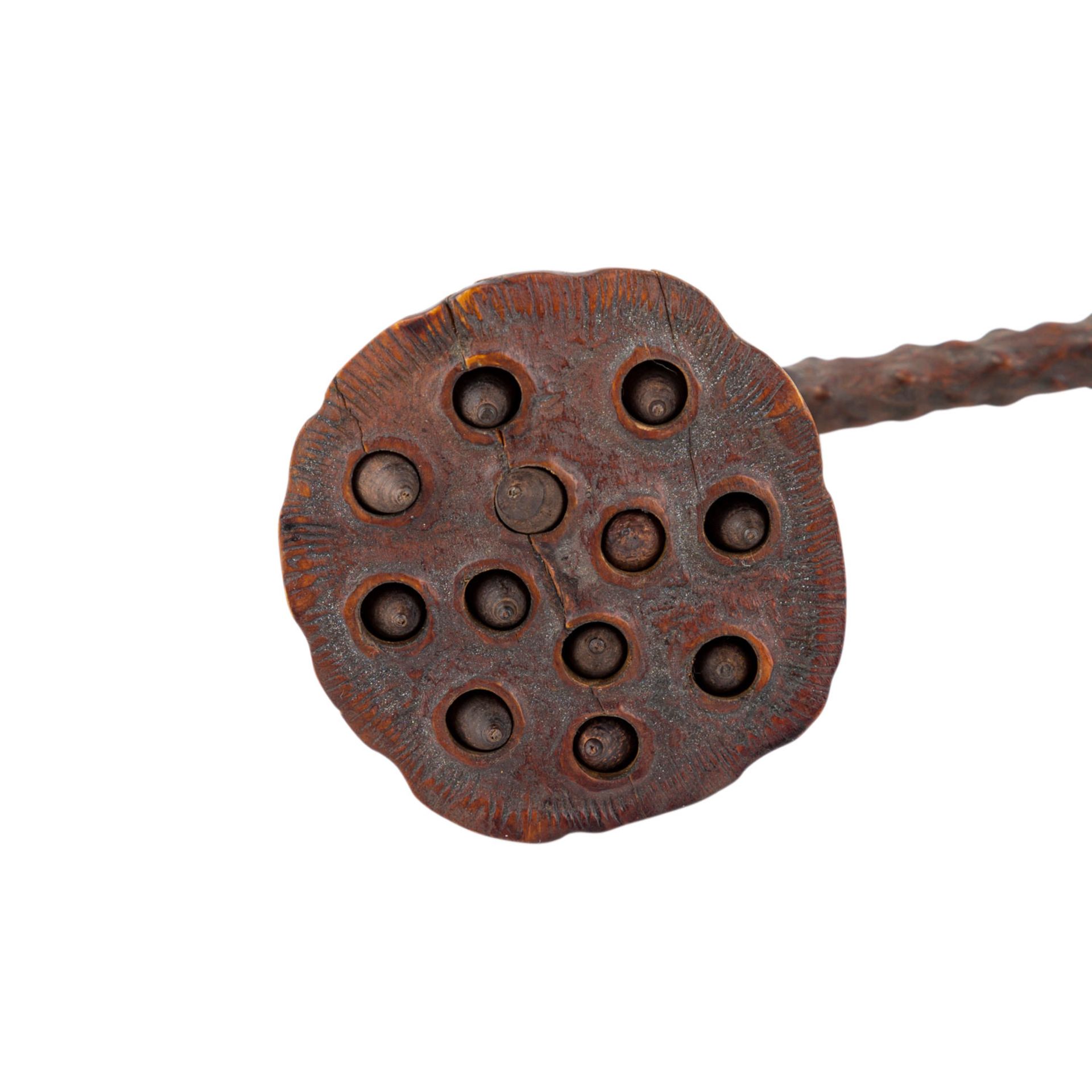 Zepter und Dose aus Holz. CHINA, 20. Jh..Zepter mit einem Kopf in Form einer Lotuswurzel, L: 32,5 - Bild 2 aus 2