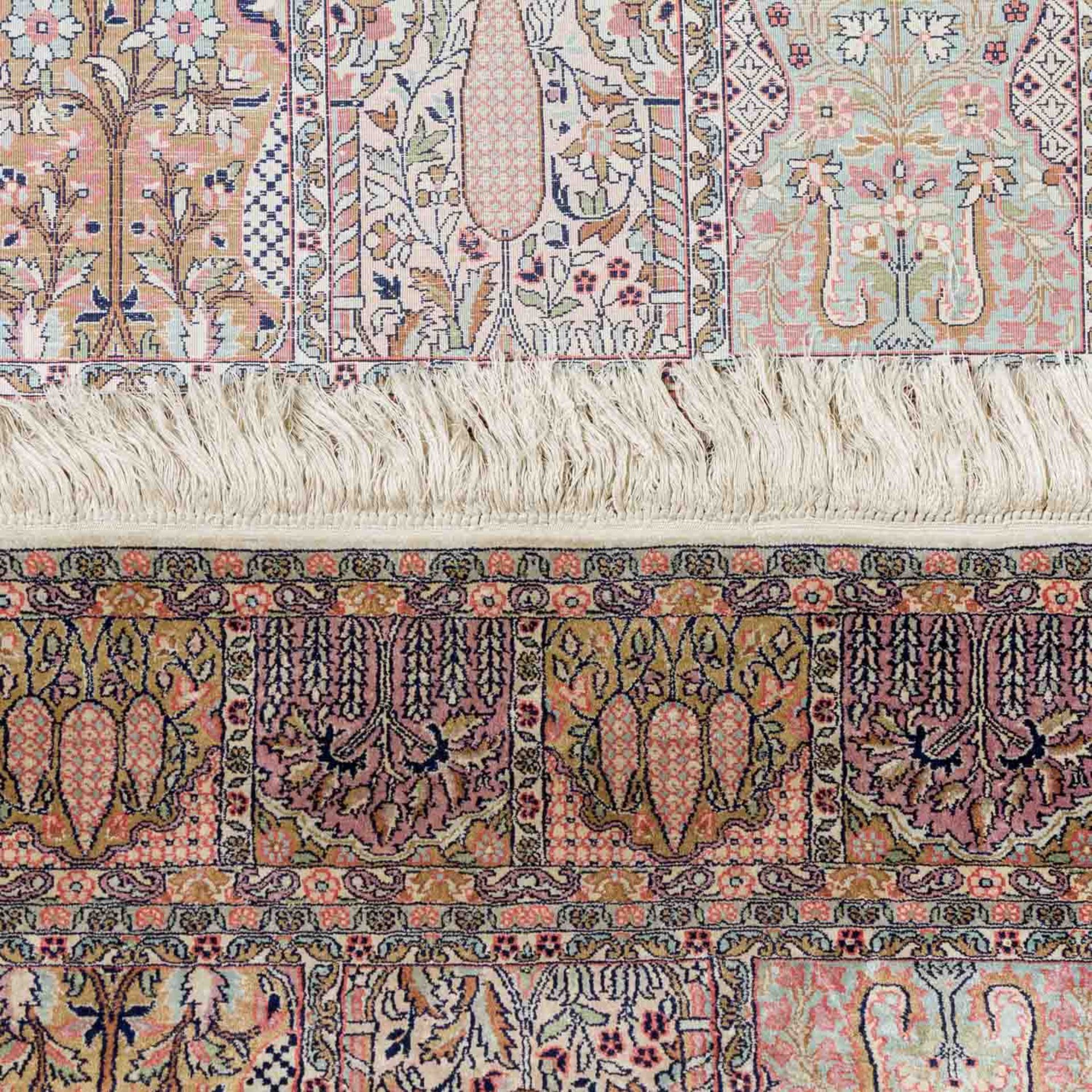 Zwei Orientteppiche aus Naturseide.Ghom Kashmir mit Feldermuster, 119x78 cm/ - Bild 3 aus 6