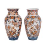 Paar Imari Vasen, 1. Hälfte 20. Jh..Jeweils bemalt mit Blüten und Goldfasanen in Unterglasurblau und