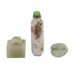 Konvolut 3tlg.: CHINA.Petschaft aus seladonfarbener Jade, L: ca. 3 cm; Anhänger in Form eines