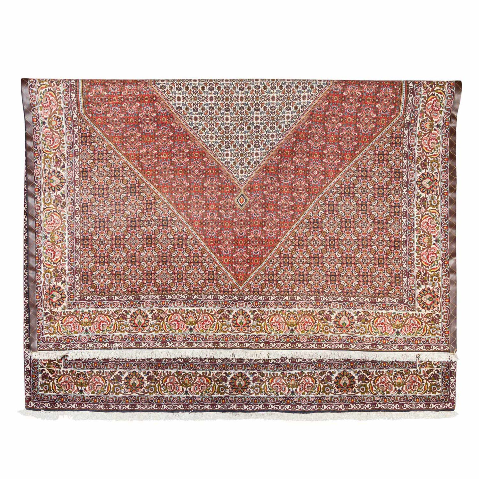 Orientteppich. BIDJAR/IRAN, 355x255 cm.Im Zentrum dominiert ein rotes Hexagon mit elfenbeinweissem - Bild 2 aus 2