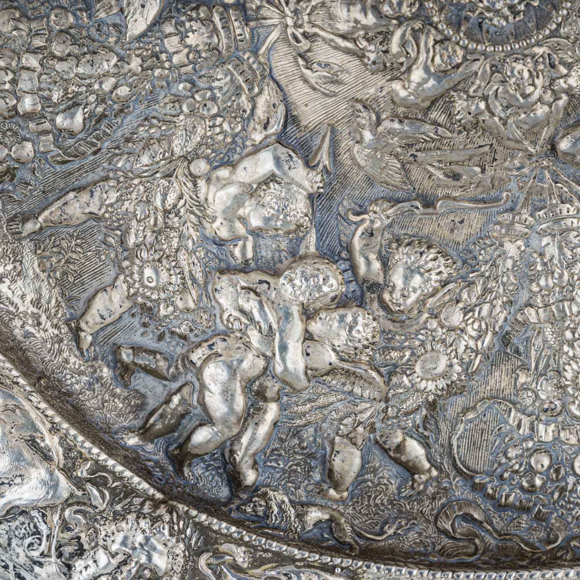 Historismusplatte, 20. Jh.gegossen, versilbert, üppiges Reliefdekor mit Putten, Wandhalterung - Bild 4 aus 6