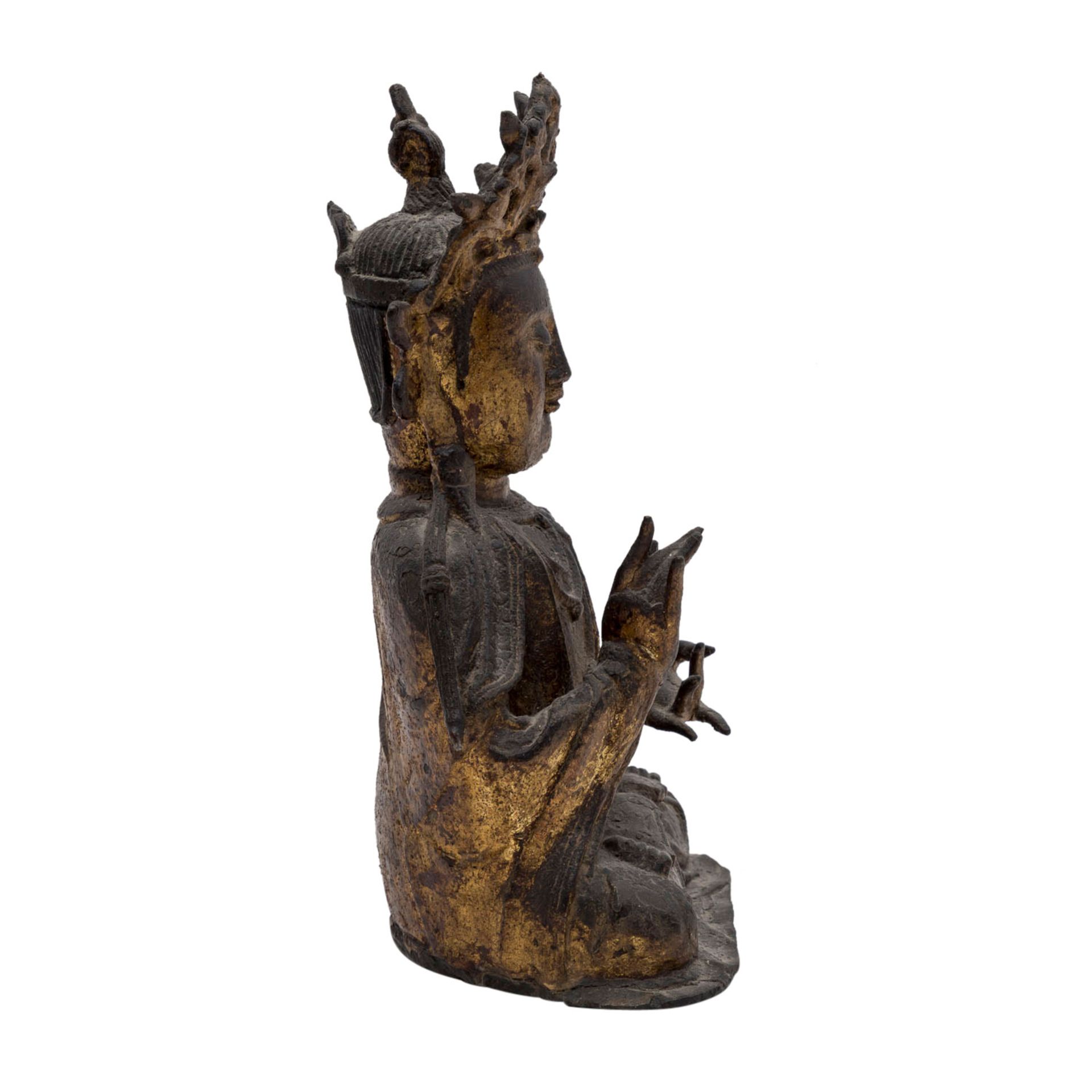 Guanyin.Bronze, CHINA, Qing-Dynastie (1644-1911)Im Meditationssitz dargestellt. Auf dem Kopf eine - Bild 4 aus 4
