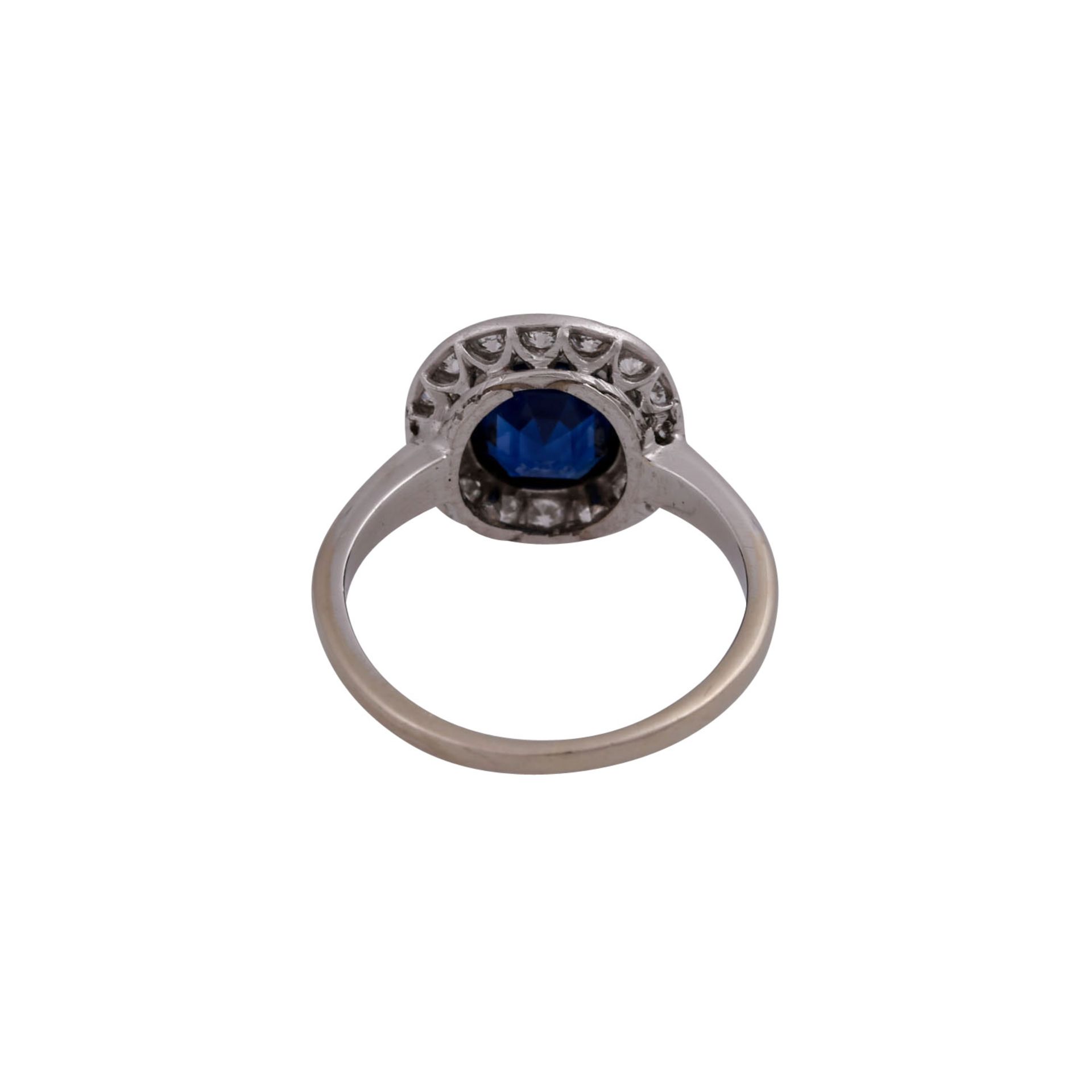 Ring mit feinem blauem Saphir von 1,8 ct,antik fac. entouriert von 16 Altschliffdiamanten, zus. - Image 4 of 5