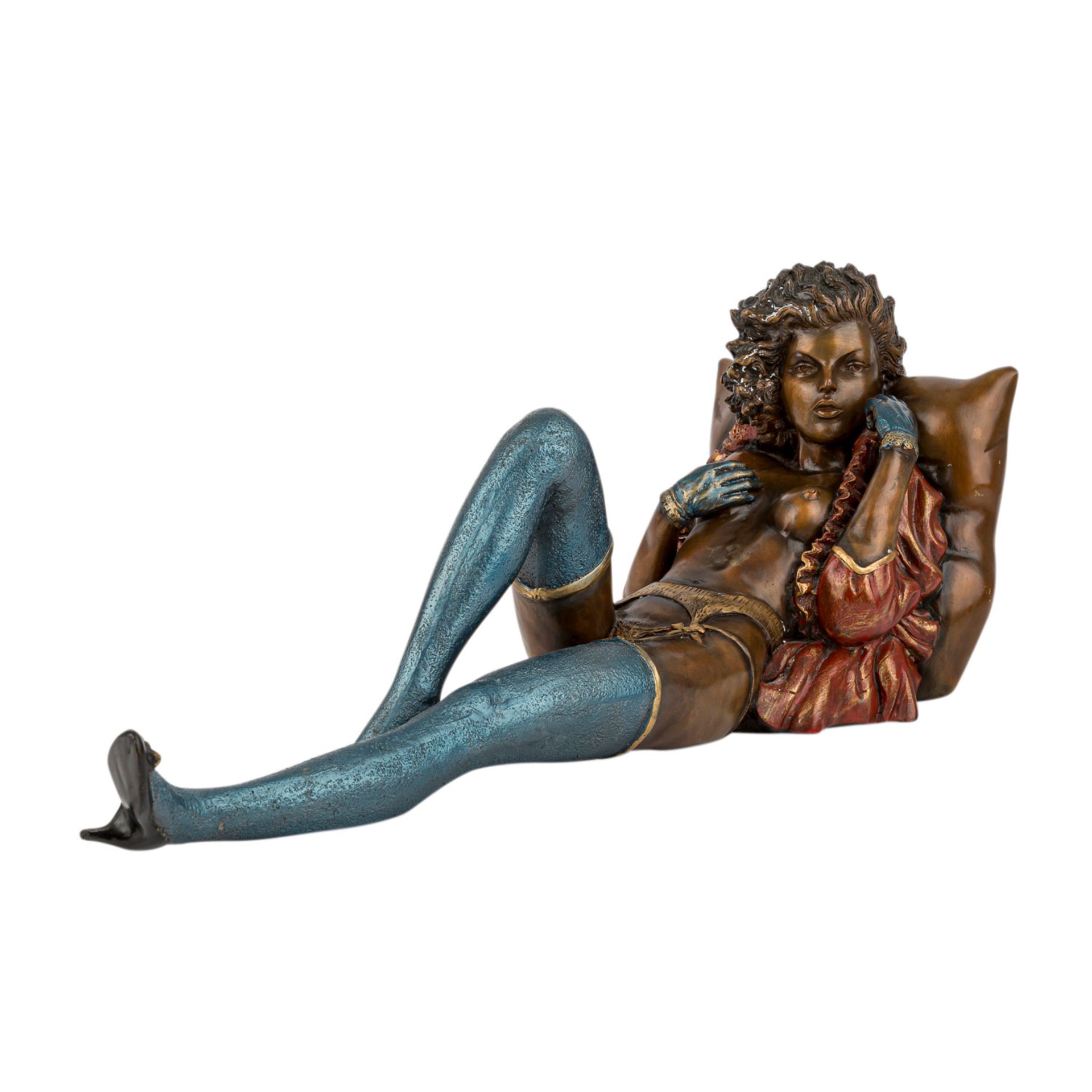 KÜNSTLER DES 20.JH."Liegender Akt"Bronze, teils farbig patiniert, L: ca. 60 cm. Min. Altersspuren.