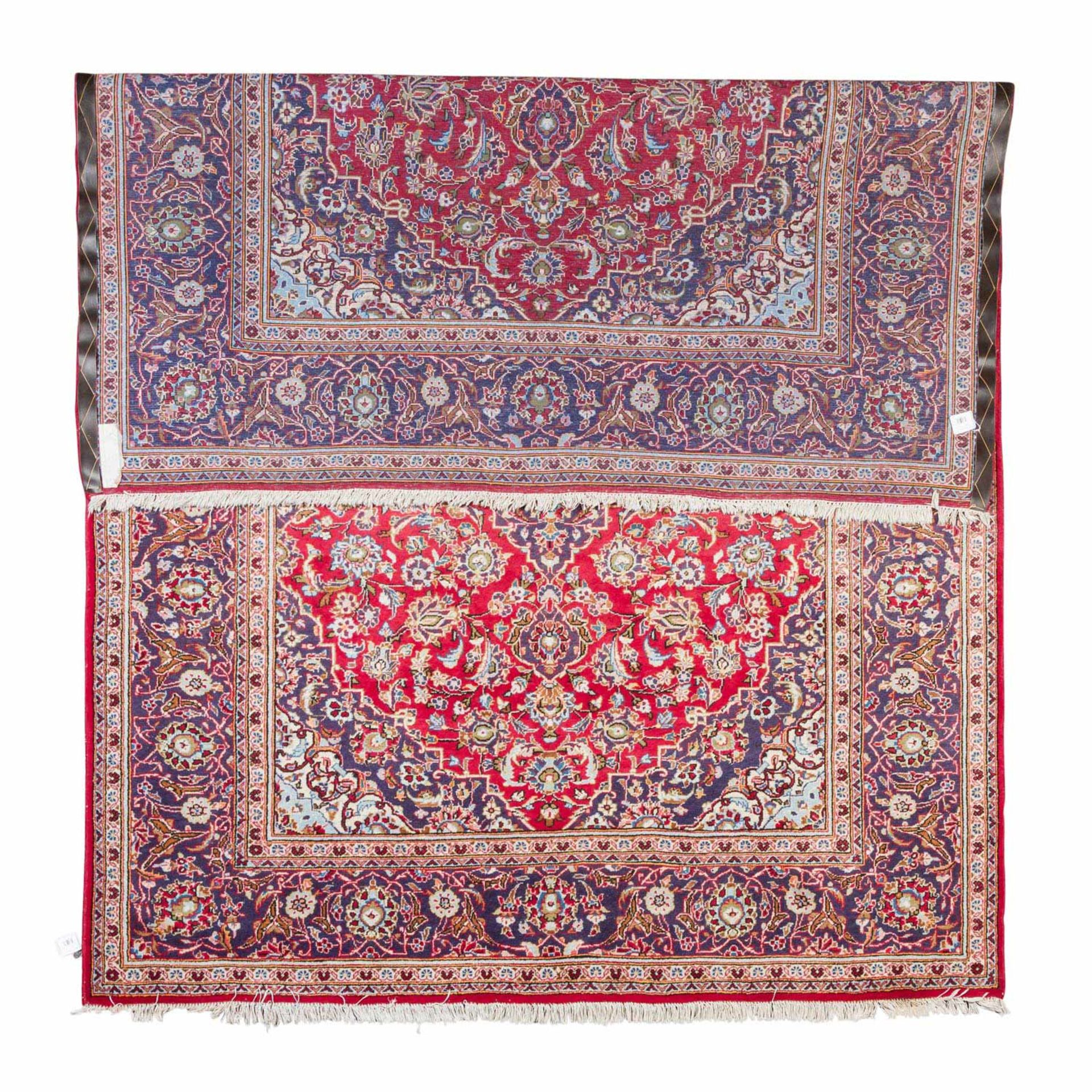 Orientteppich. ARDAKAN/IRAN, 20. Jh., 296x201 cm.Der rote Fond des Innenfeldes ist mit einem - Image 2 of 2