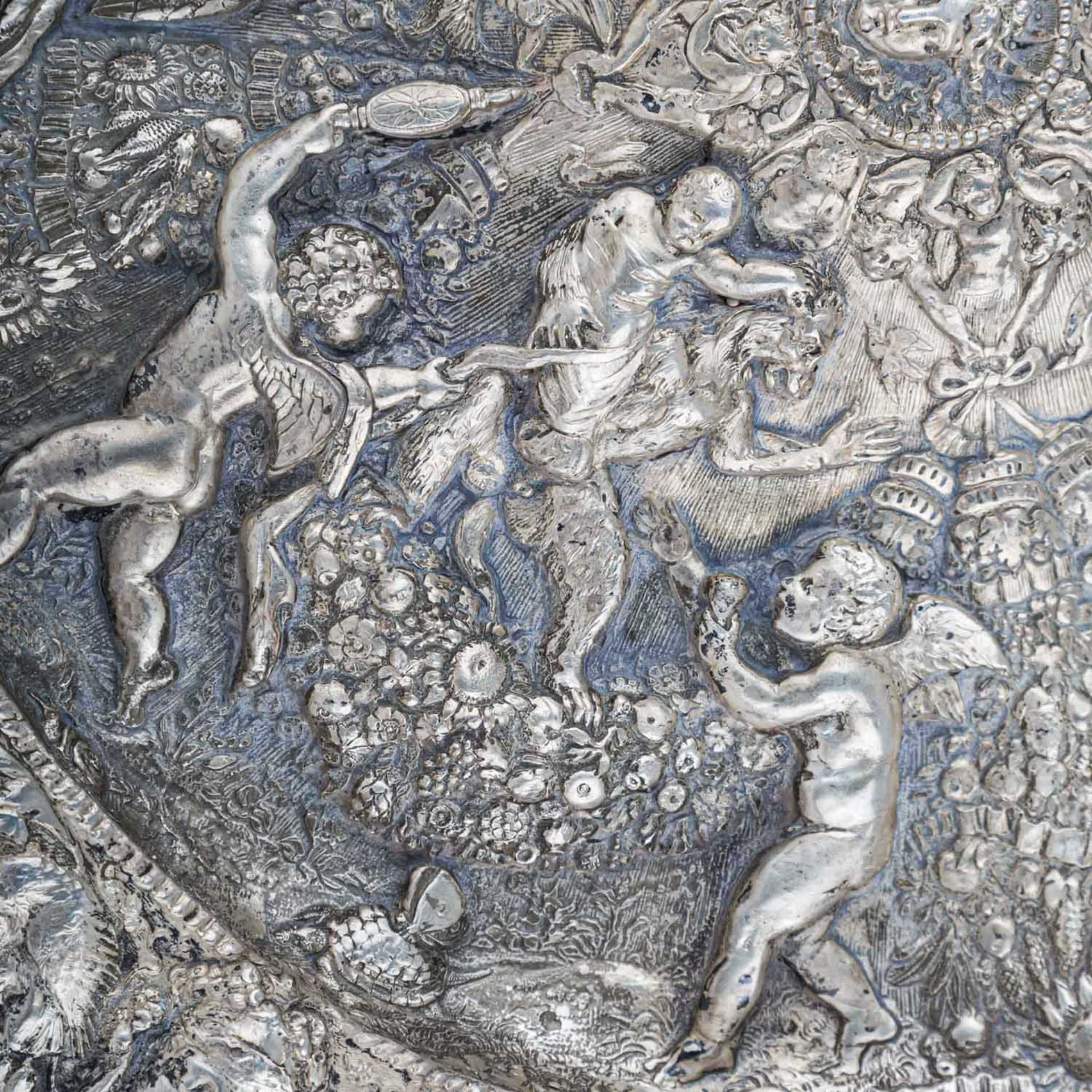 Historismusplatte, 20. Jh.gegossen, versilbert, üppiges Reliefdekor mit Putten, Wandhalterung - Bild 3 aus 6
