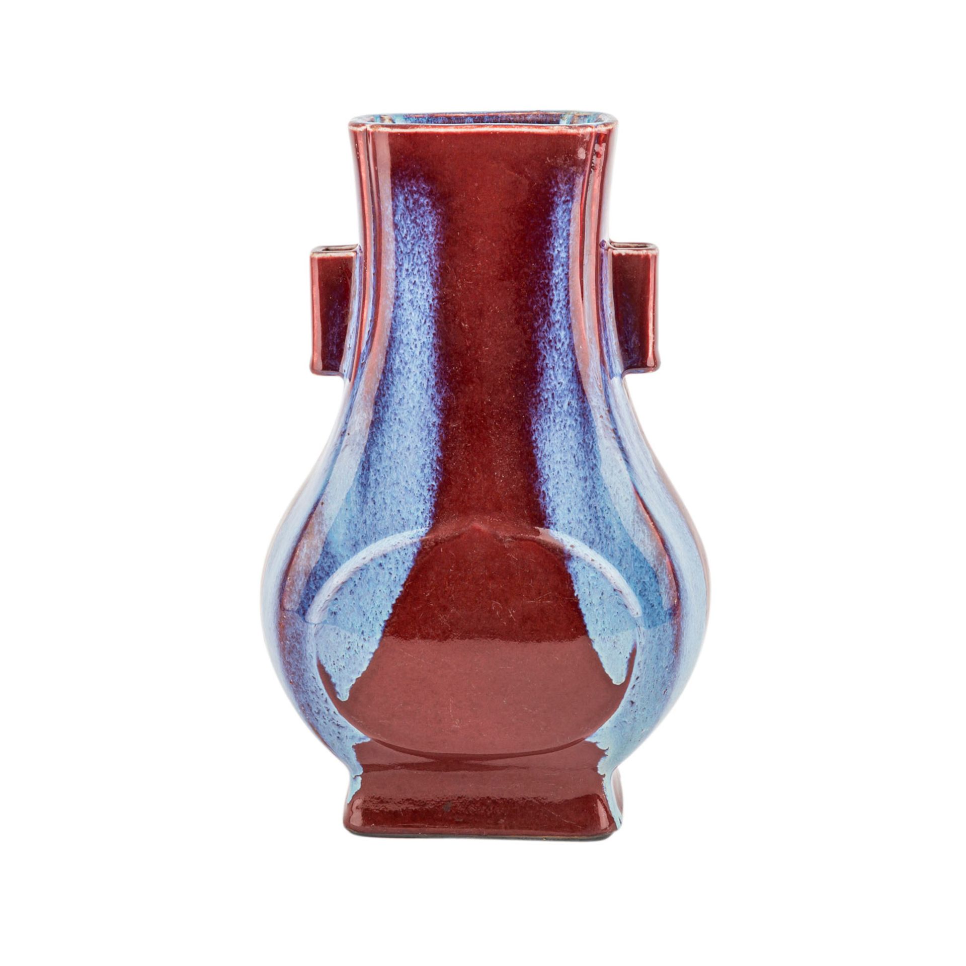 Vase von fanghu-Form. CHINA, 20. Jh..Flambé glasierte Vase von rechteckigem Querschnitt, bedeckt mit