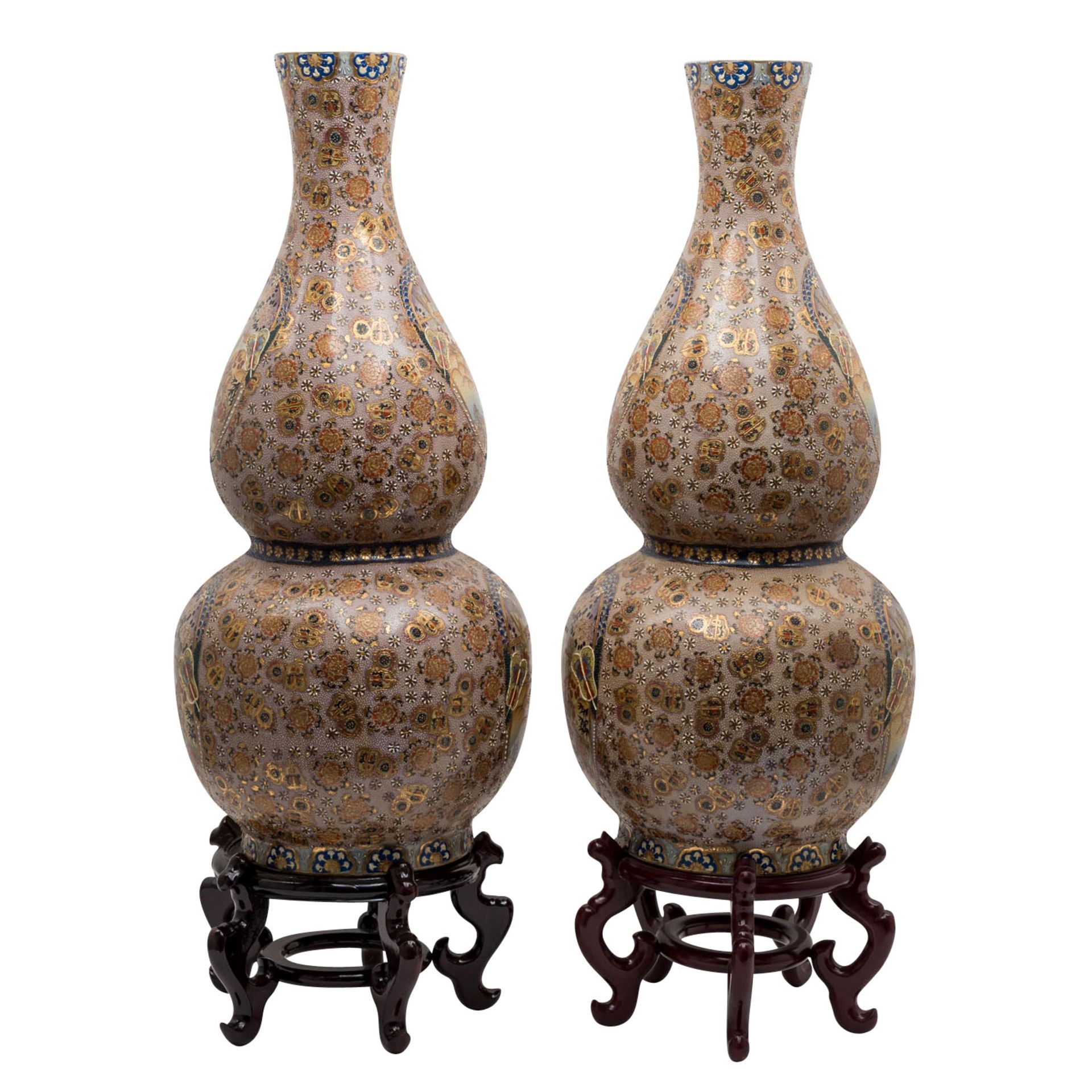 Paar dekorative Bodenvasen im Satsuma-Stil.Doppelkürbisform, H: 89 cm. Beide mit dazugehörendem - Bild 2 aus 4