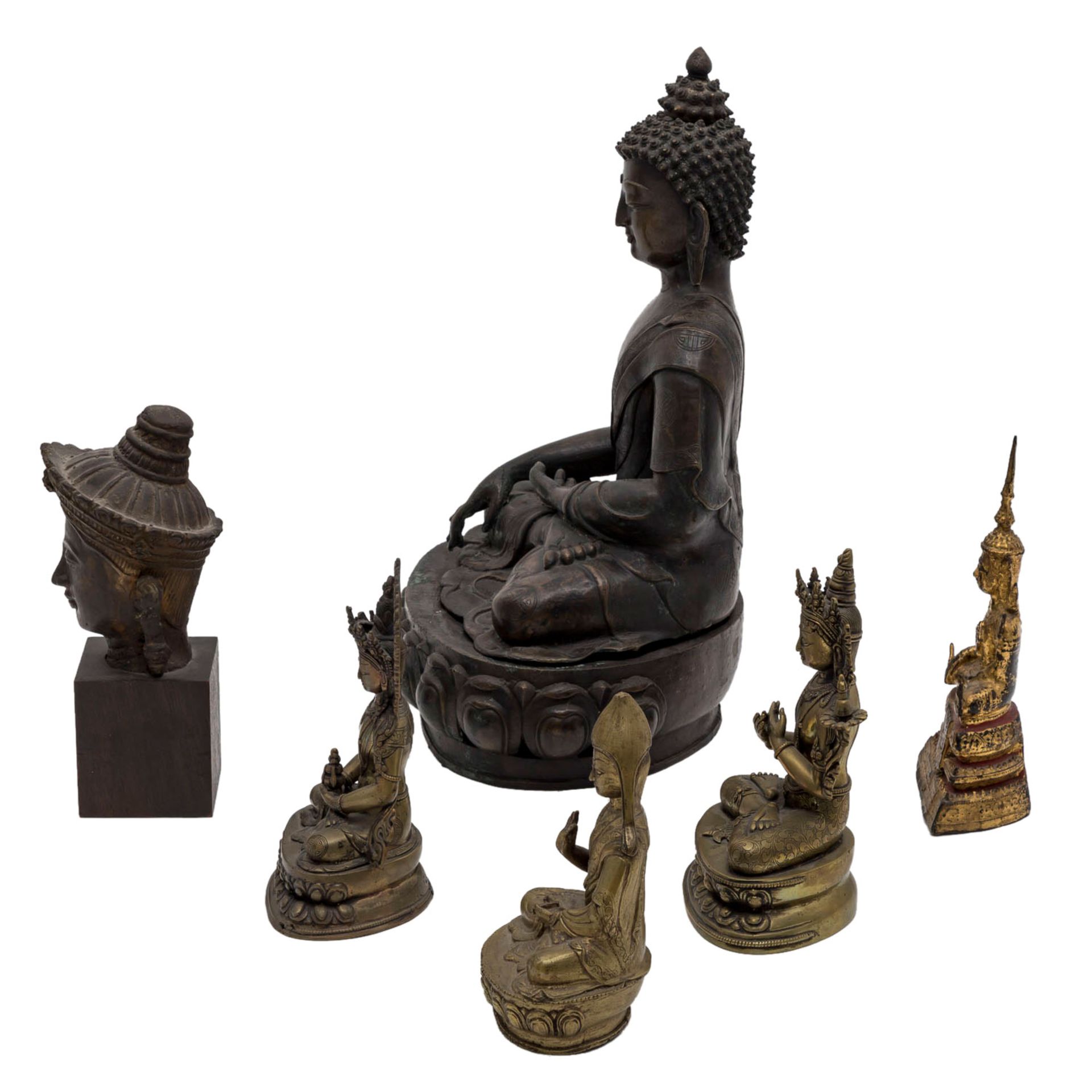 Sechs buddhistische Figurendarstellungen aus Metall.Gautama Buddha, Metall, bronziert, H: 31 cm/ - Bild 2 aus 4