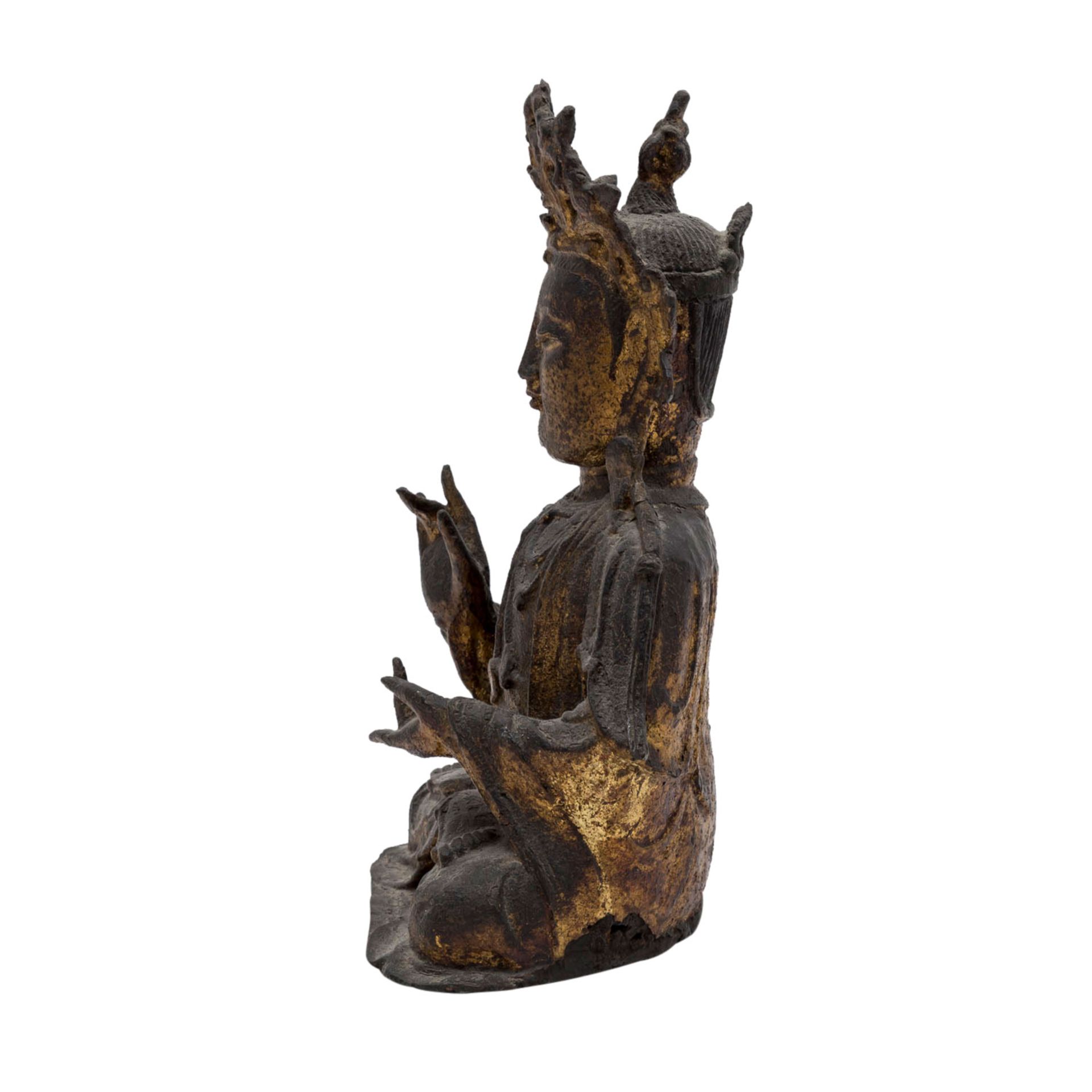 Guanyin.Bronze, CHINA, Qing-Dynastie (1644-1911)Im Meditationssitz dargestellt. Auf dem Kopf eine - Bild 2 aus 4