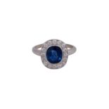 Ring mit feinem blauem Saphir von 1,8 ct,antik fac. entouriert von 16 Altschliffdiamanten, zus.