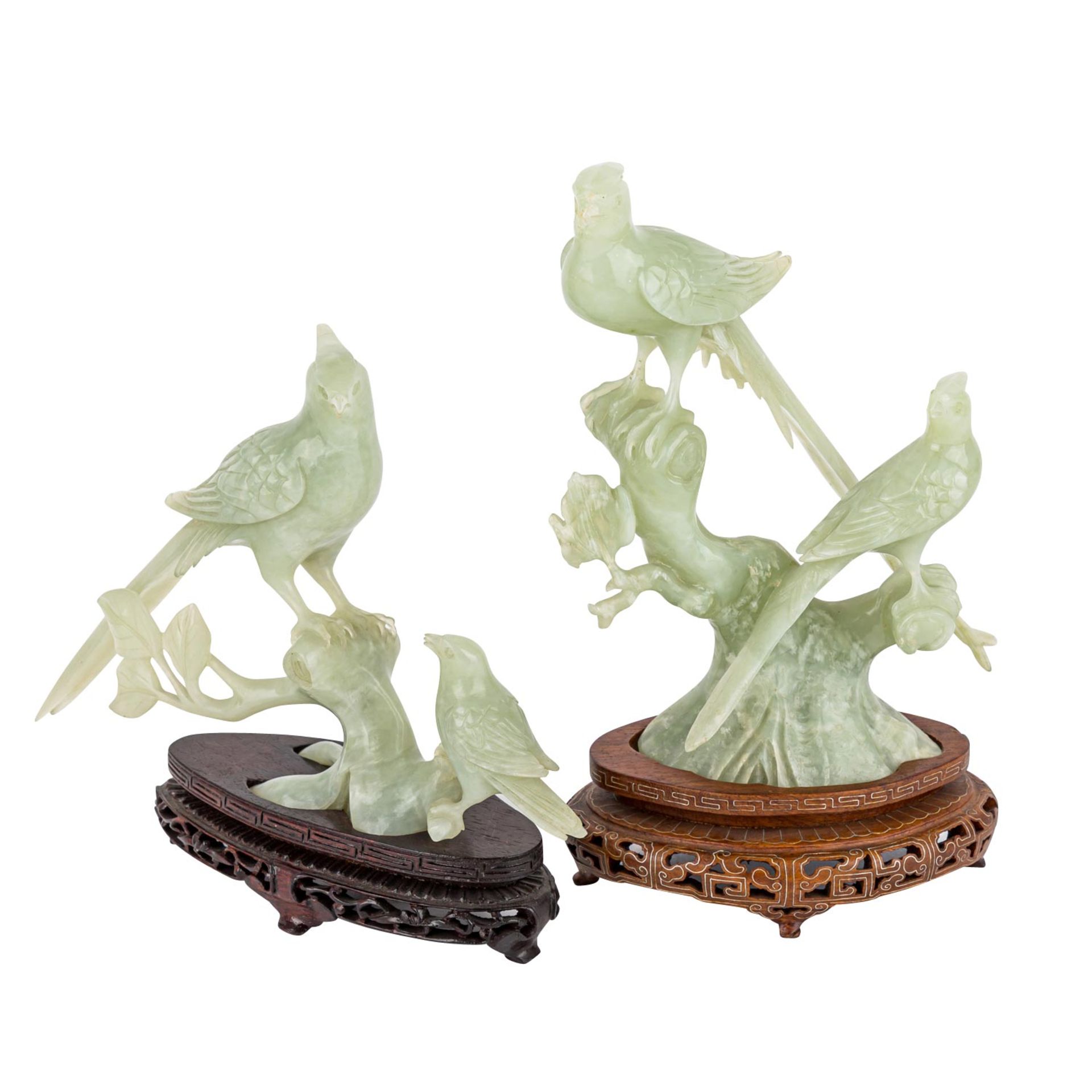 Paar Skulpturen aus grüner Jade. CHINA, 20. Jh..Zwei "Goldener Fasan" Vogelgruppen, H: 13,5 cm und