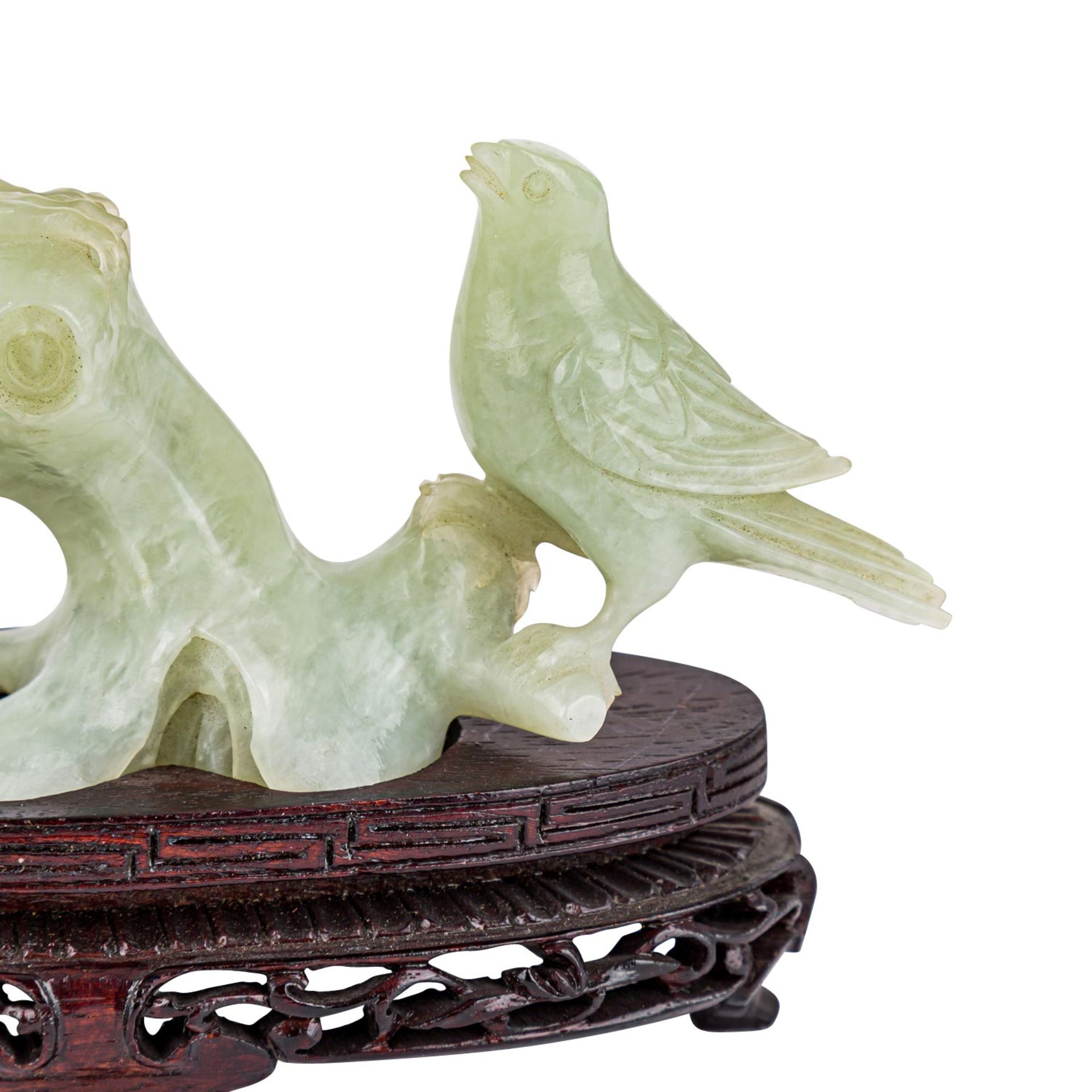 Paar Skulpturen aus grüner Jade. CHINA, 20. Jh..Zwei "Goldener Fasan" Vogelgruppen, H: 13,5 cm und - Bild 9 aus 11