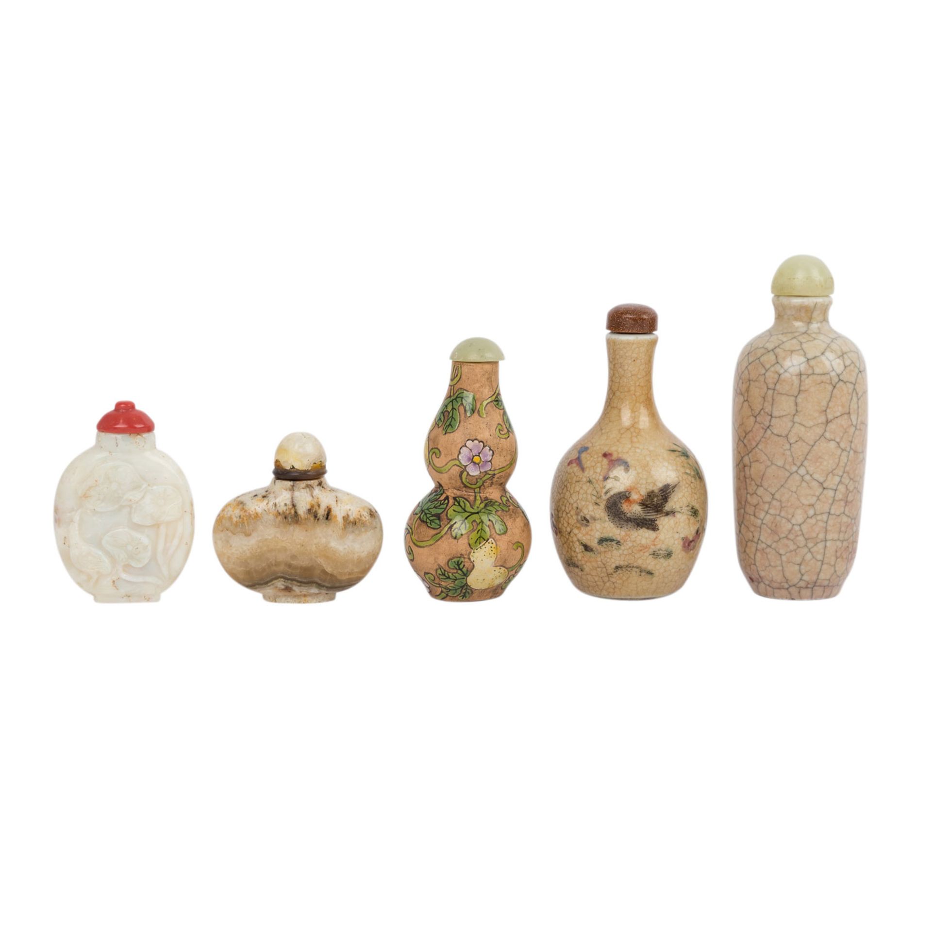 Neun snuff bottle. CHINA, 19./20. Jh..Aus Rauchquarz, Stein, Überfangglas, Steinzeug, Porzellan oder - Image 4 of 5