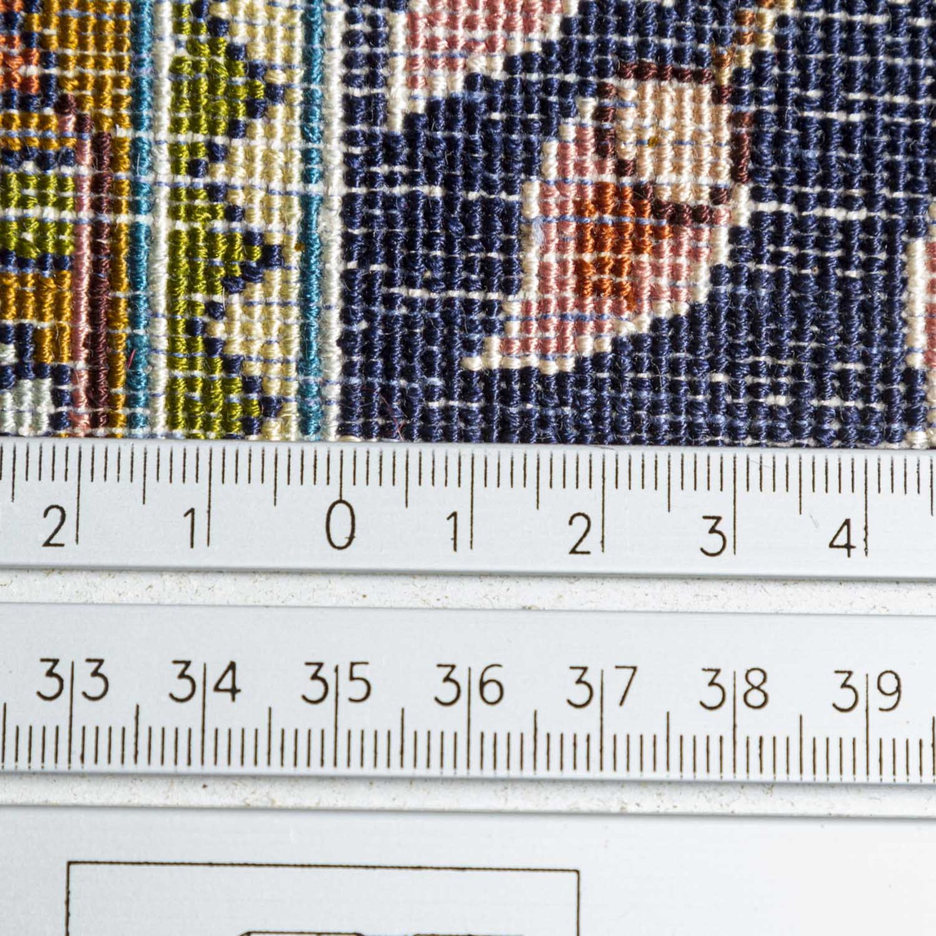 Orientteppich aus Seide. 20. Jh., ca. 209x138 cm.Der dunkelblaue Fond des Innenfeldes zeigt ein - Bild 3 aus 3