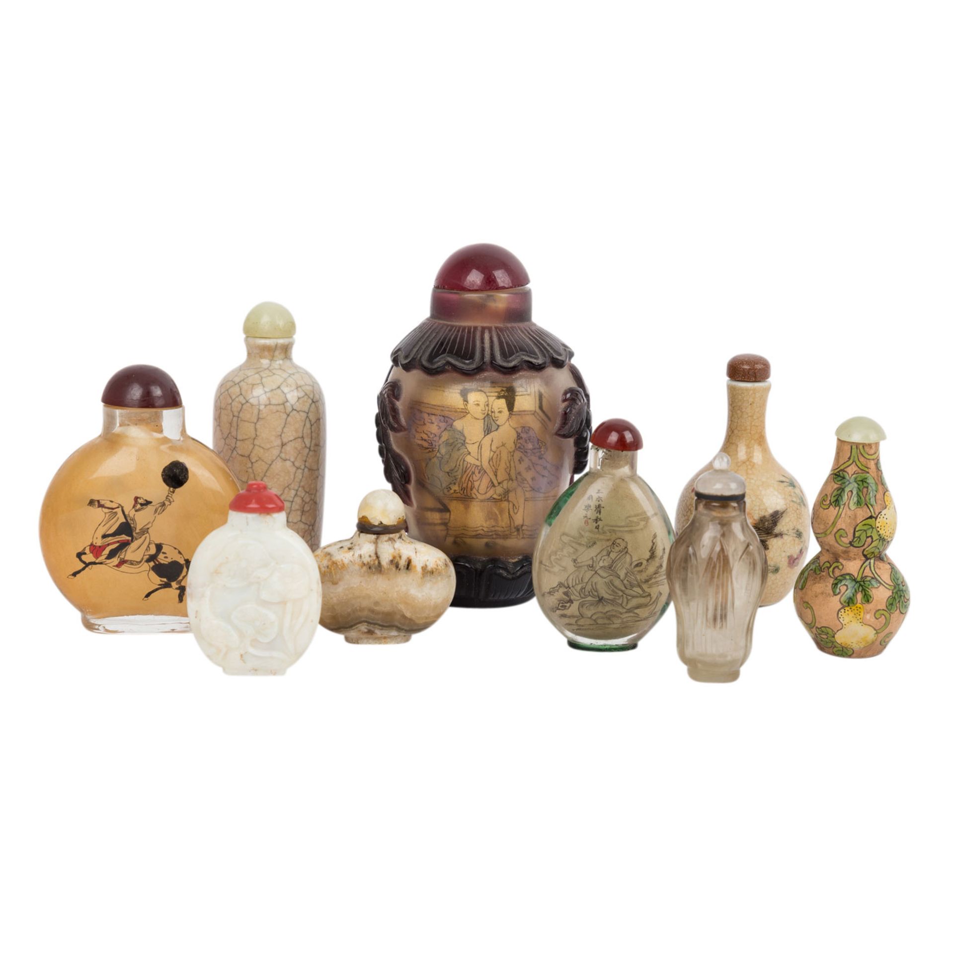 Neun snuff bottle. CHINA, 19./20. Jh..Aus Rauchquarz, Stein, Überfangglas, Steinzeug, Porzellan oder