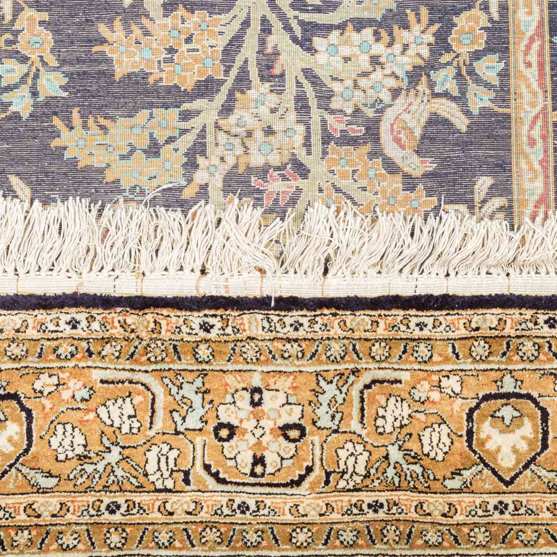 Orientteppich aus Seide. GHOM/PERSIEN, 20. Jh., ca. 154x105 cm.Das Innenfeld zeigt ein Torbogenmotiv - Bild 3 aus 4