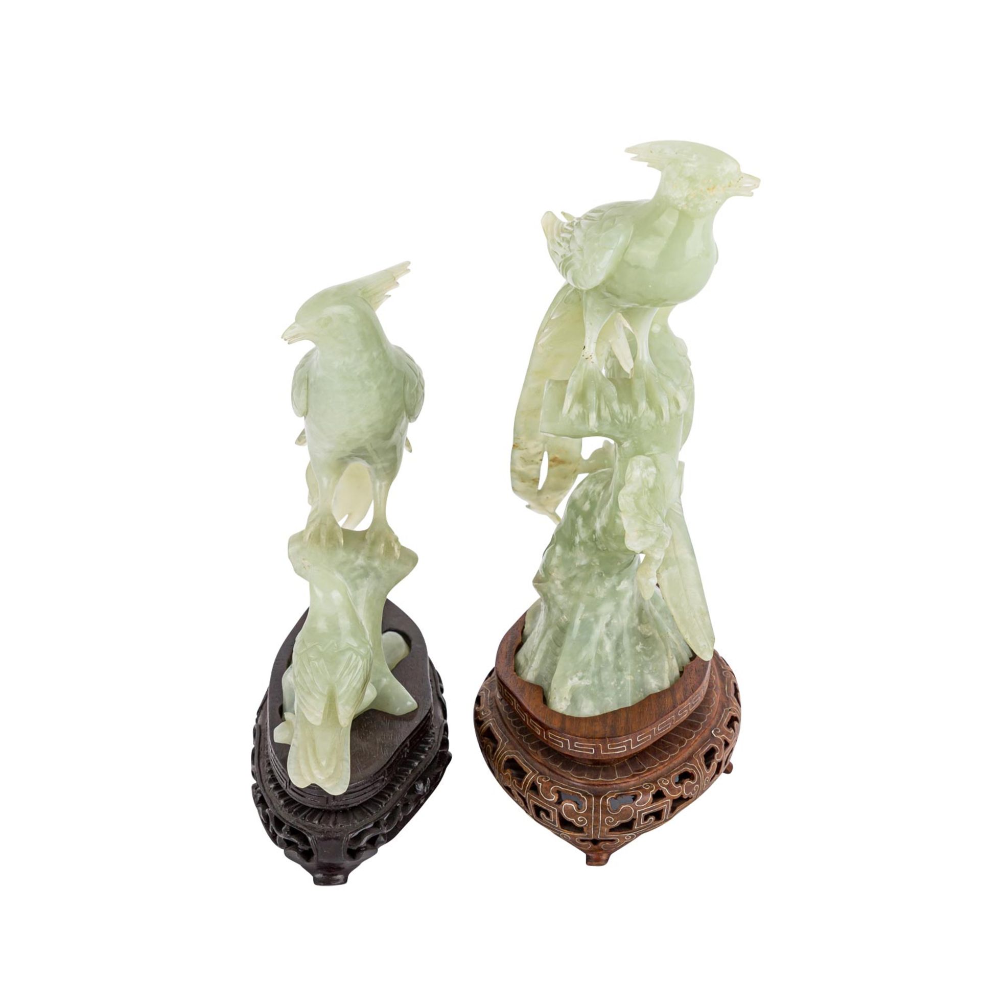 Paar Skulpturen aus grüner Jade. CHINA, 20. Jh..Zwei "Goldener Fasan" Vogelgruppen, H: 13,5 cm und - Bild 4 aus 11