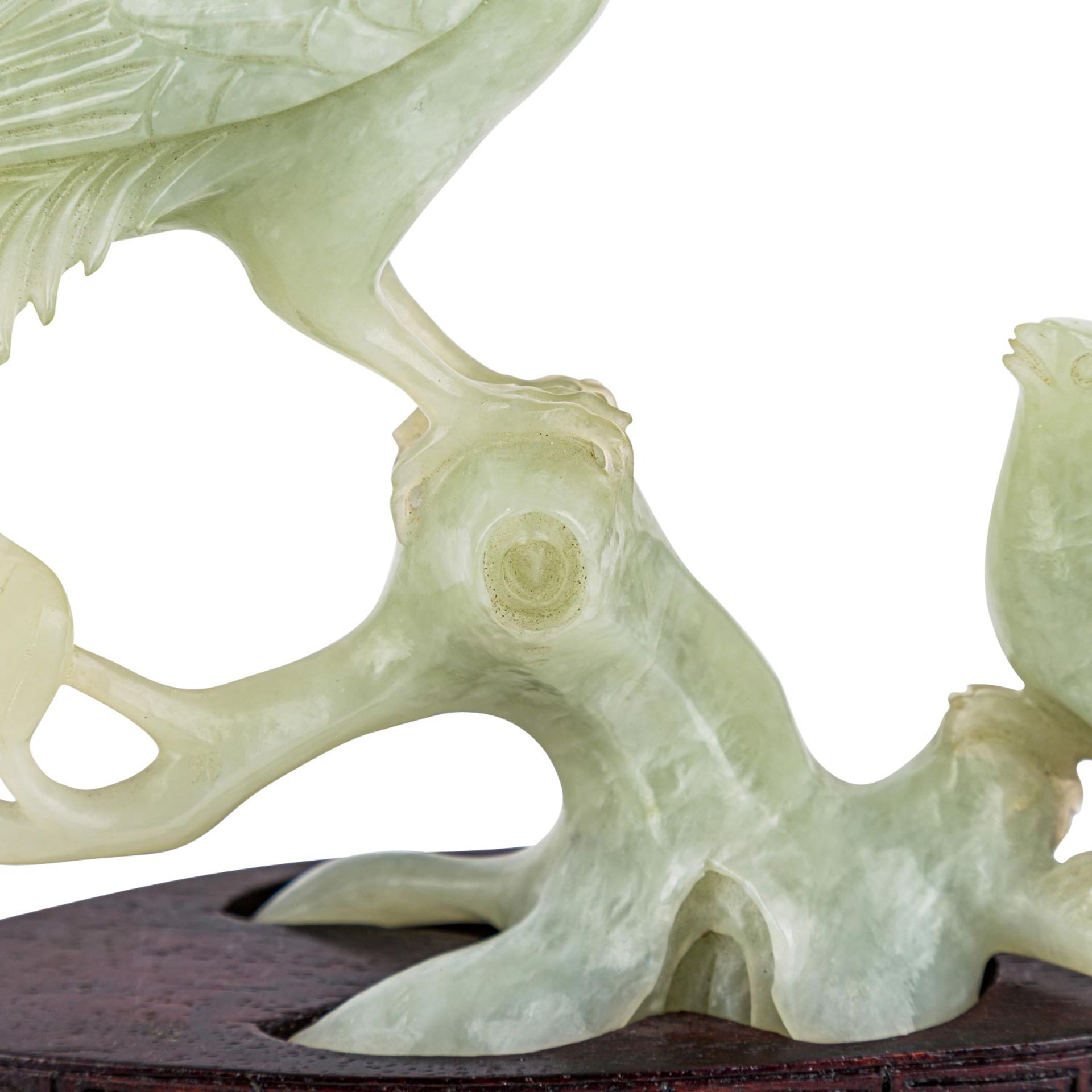 Paar Skulpturen aus grüner Jade. CHINA, 20. Jh..Zwei "Goldener Fasan" Vogelgruppen, H: 13,5 cm und - Bild 7 aus 11