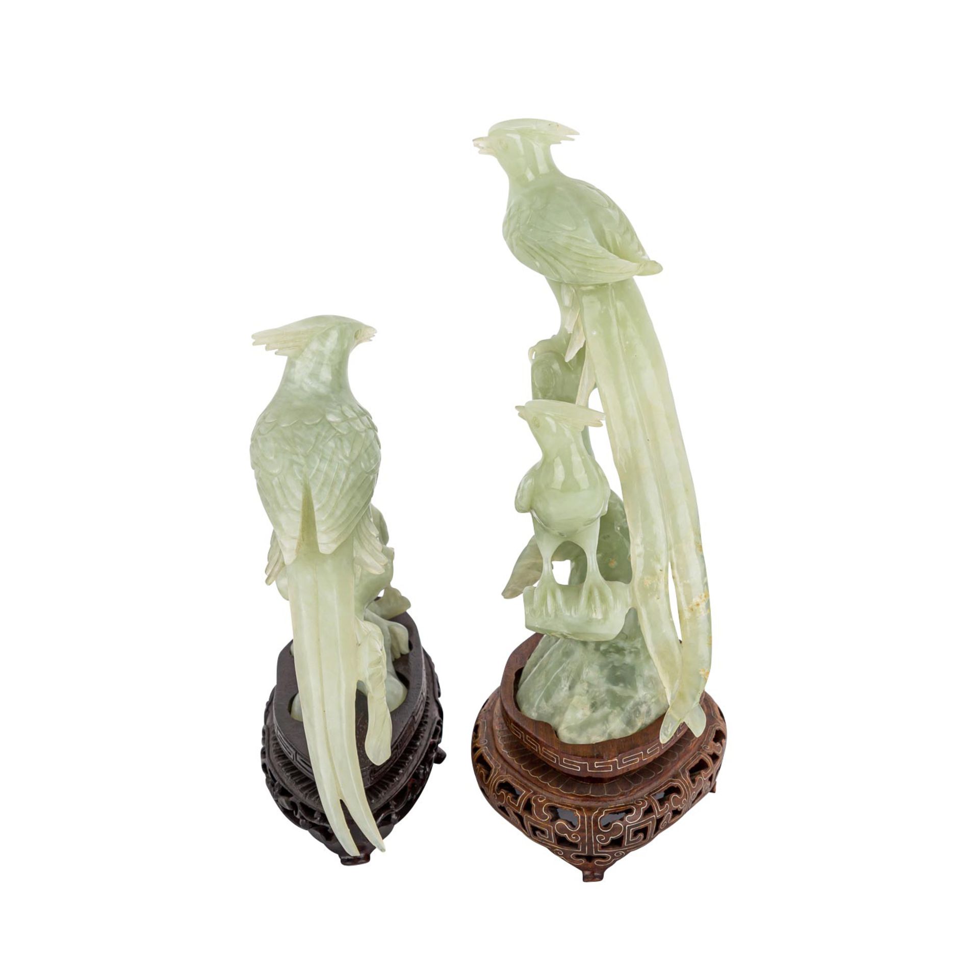 Paar Skulpturen aus grüner Jade. CHINA, 20. Jh..Zwei "Goldener Fasan" Vogelgruppen, H: 13,5 cm und - Bild 2 aus 11