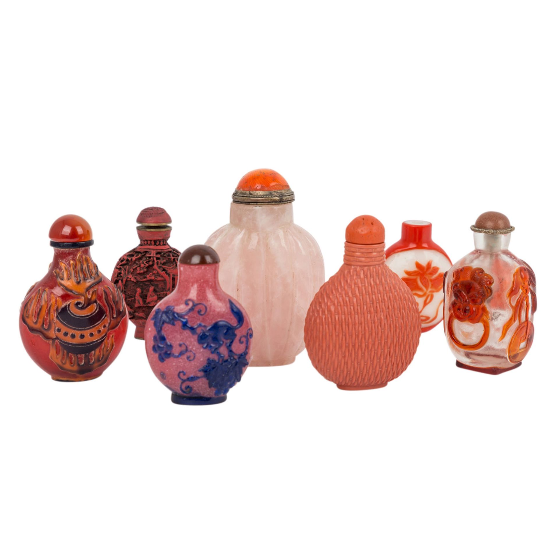 Sieben snuff bottle. CHINA, 19./20. Jh..Aus Glas, Überfangglas, Rosenquarz und Rotlack, H: 6-9,5 cm.
