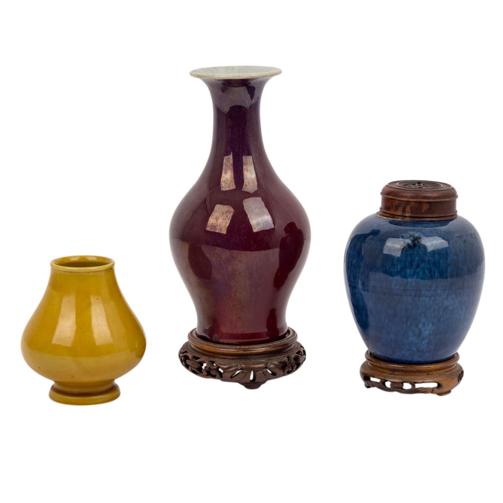 Gruppe von drei exzellenten Teilen aus Keramik/Porzellan. CHINA, Qing-Dynastie (1644-1911)1 Vase mit - Image 3 of 7