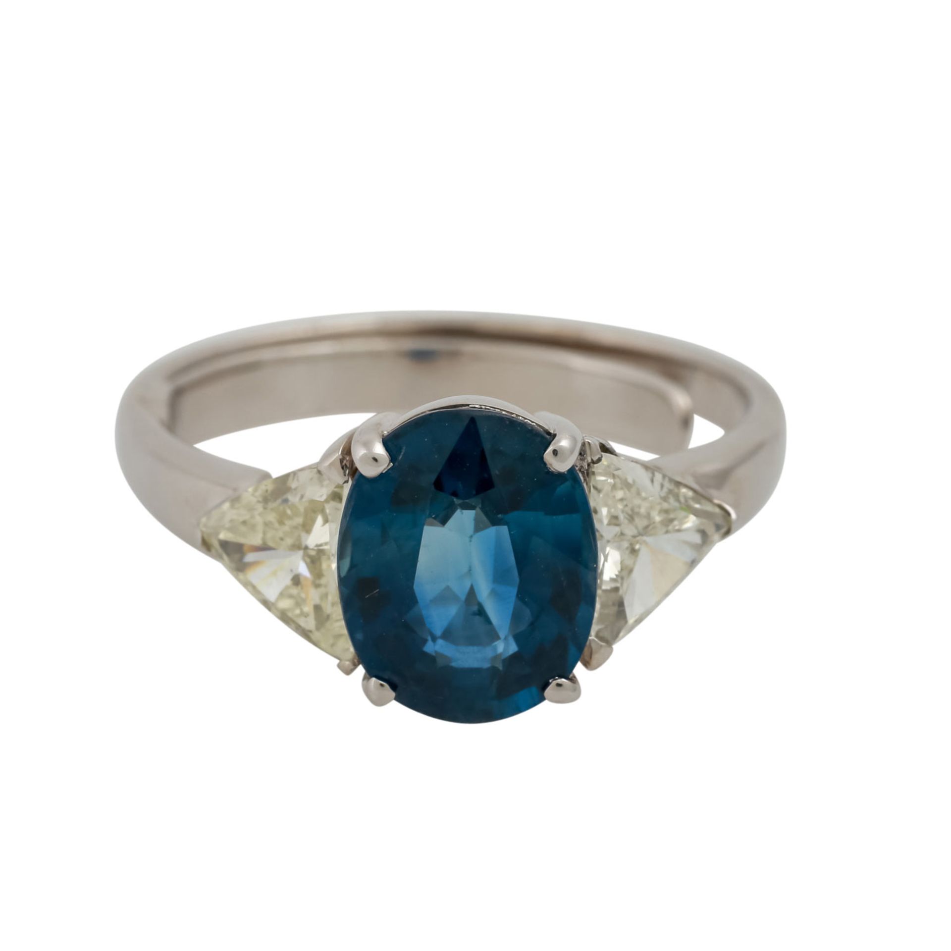 Ring mit oval facettiertem Saphir, ca. 3,26 ct