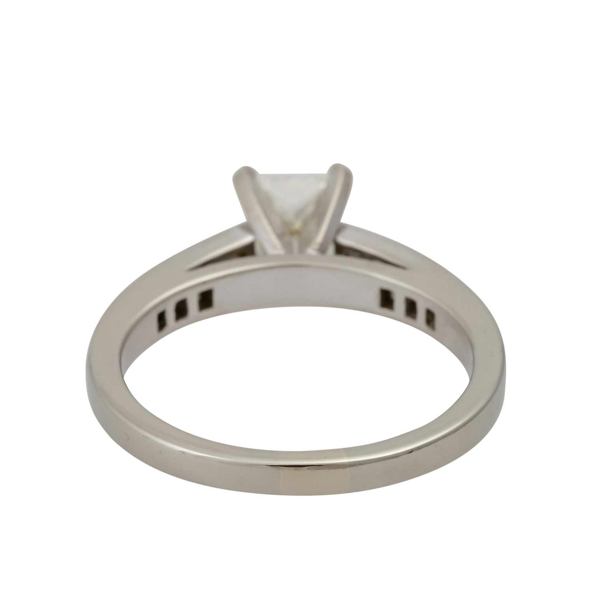 Ring mit Prinzessdiamant ca. 1 ct,ca. GET (O)/SI2, weitere kleine Prinzessdiamanten zus. ca. 0,20 - Bild 4 aus 5