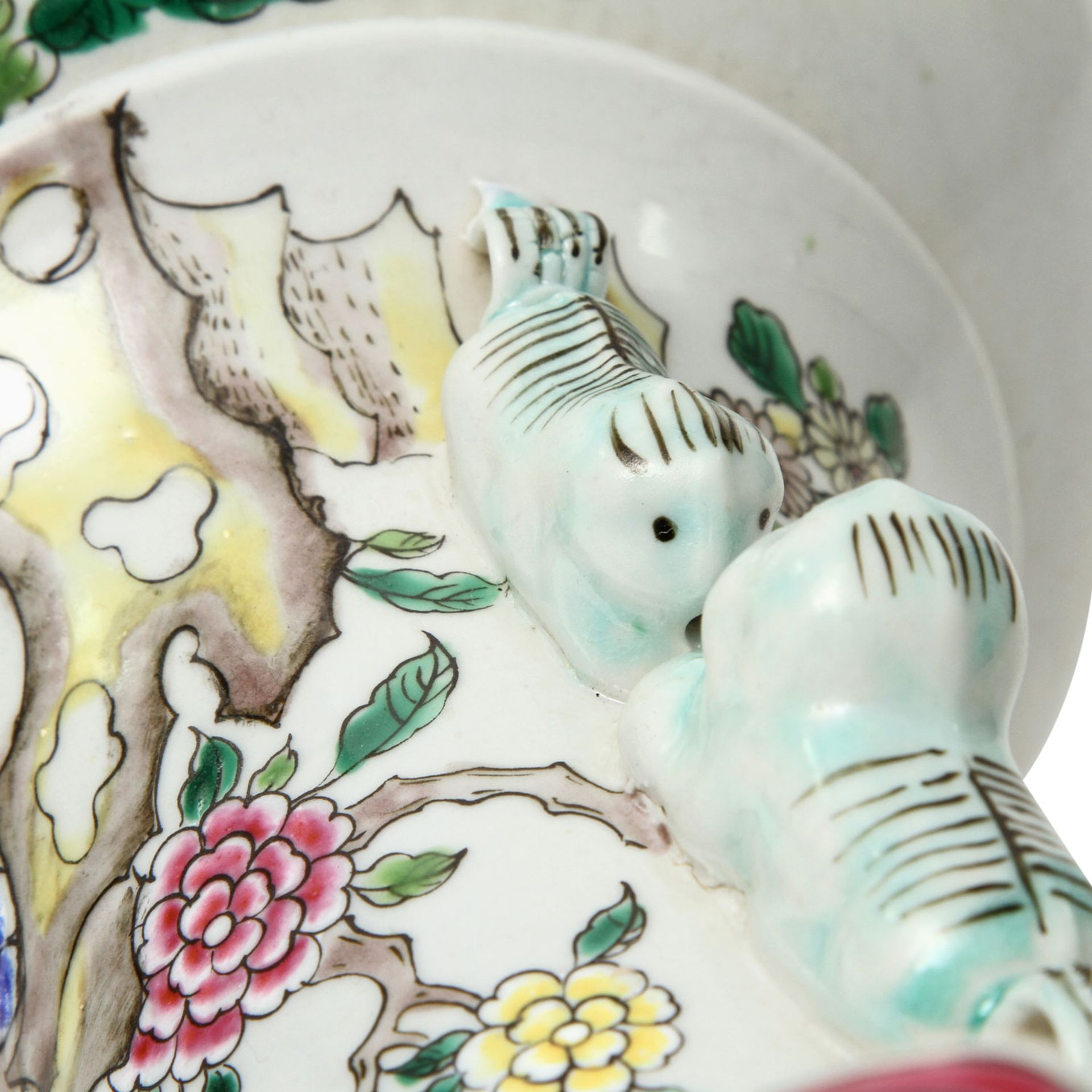 CHINA Vase, 20. Jhd.Keramik, heller Fond mit polychromer Malerei eines blühenden Baumes sowie Vögeln - Image 7 of 9
