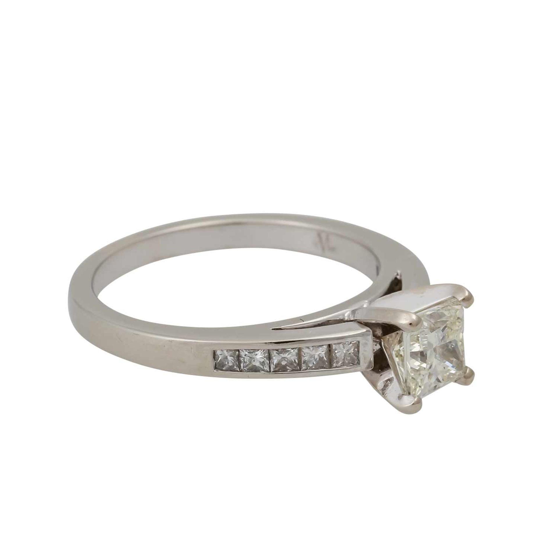 Ring mit Prinzessdiamant ca. 1 ct,ca. GET (O)/SI2, weitere kleine Prinzessdiamanten zus. ca. 0,20 - Bild 2 aus 5